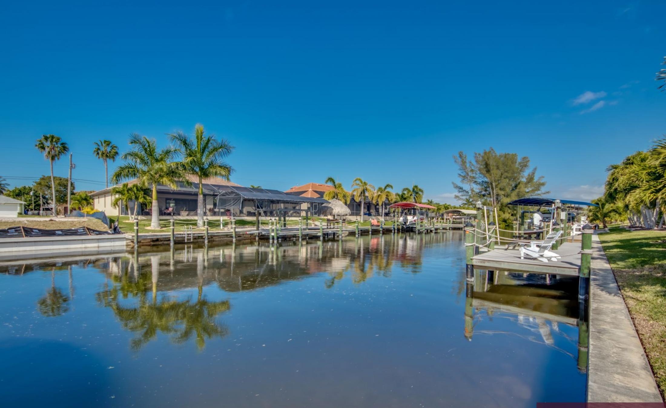 Westlage am Wasser mit privatem Bootsdock und Bootslift.
