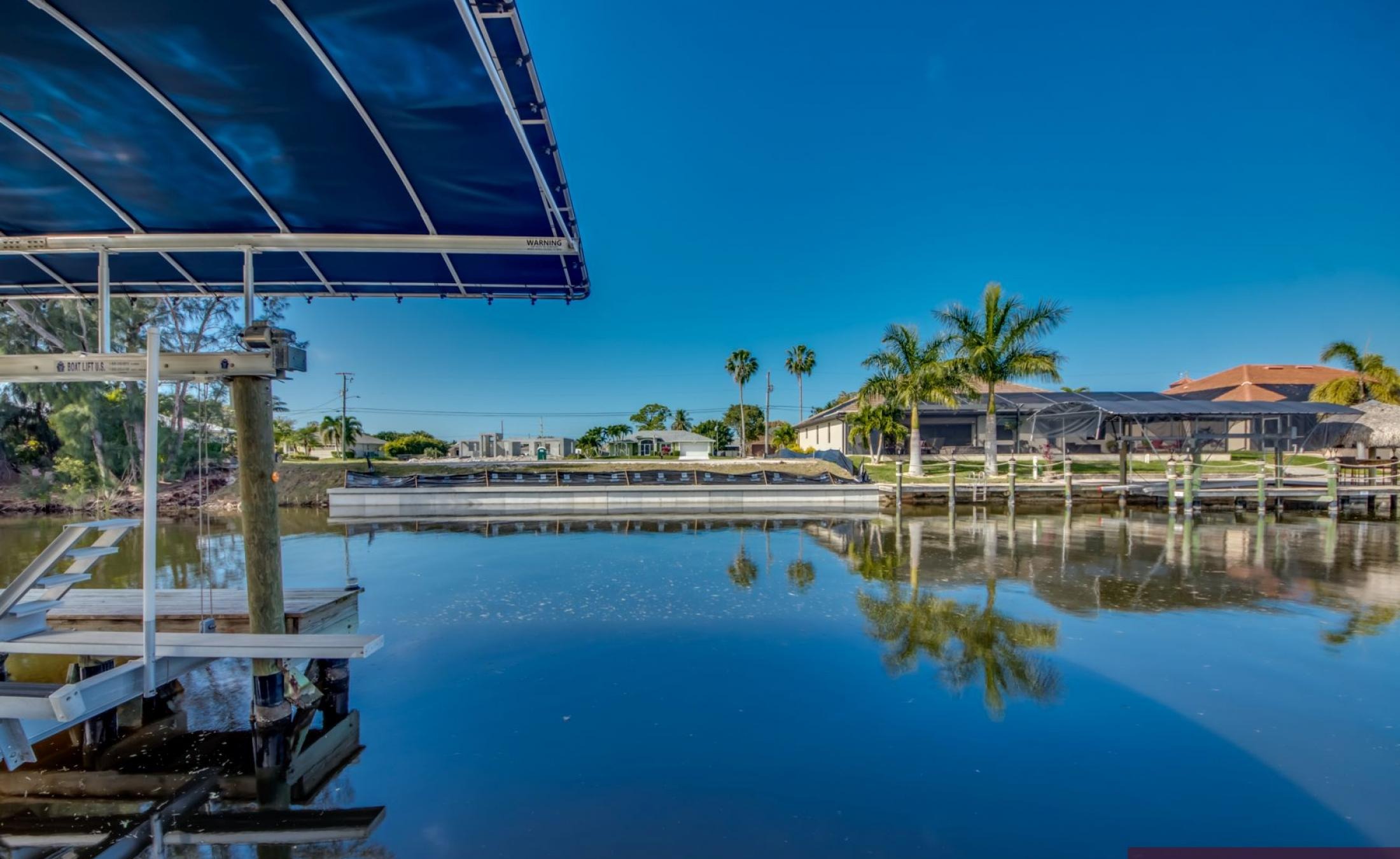Villa am Wasser mit privatem Bootsdock und Bootslift bei Sonnenuntergang.
