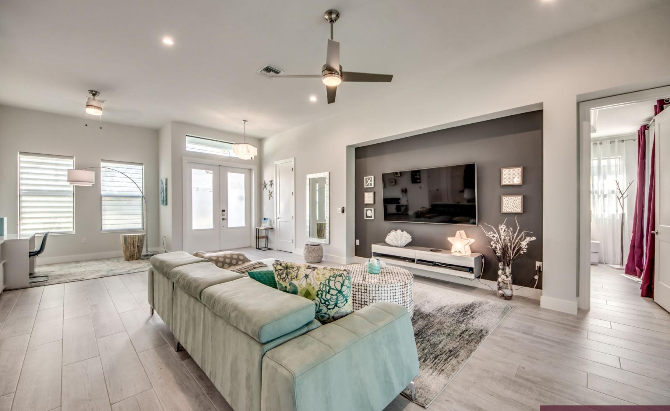 Villa am Wasser mit privatem Bootsdock und Bootslift bei Sonnenuntergang.