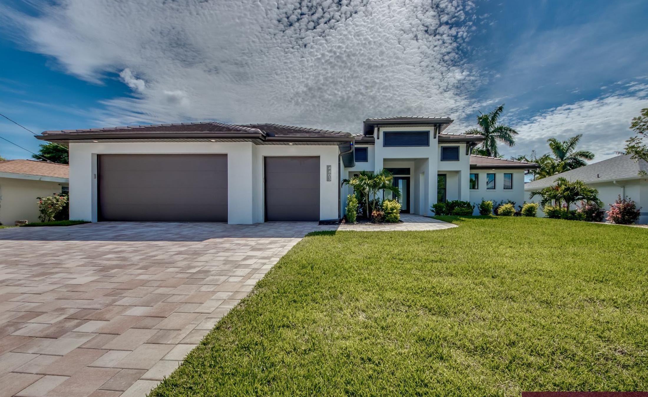 Moderne Villa am Kanal mit privatem Pool, Spa und Bootsdock.