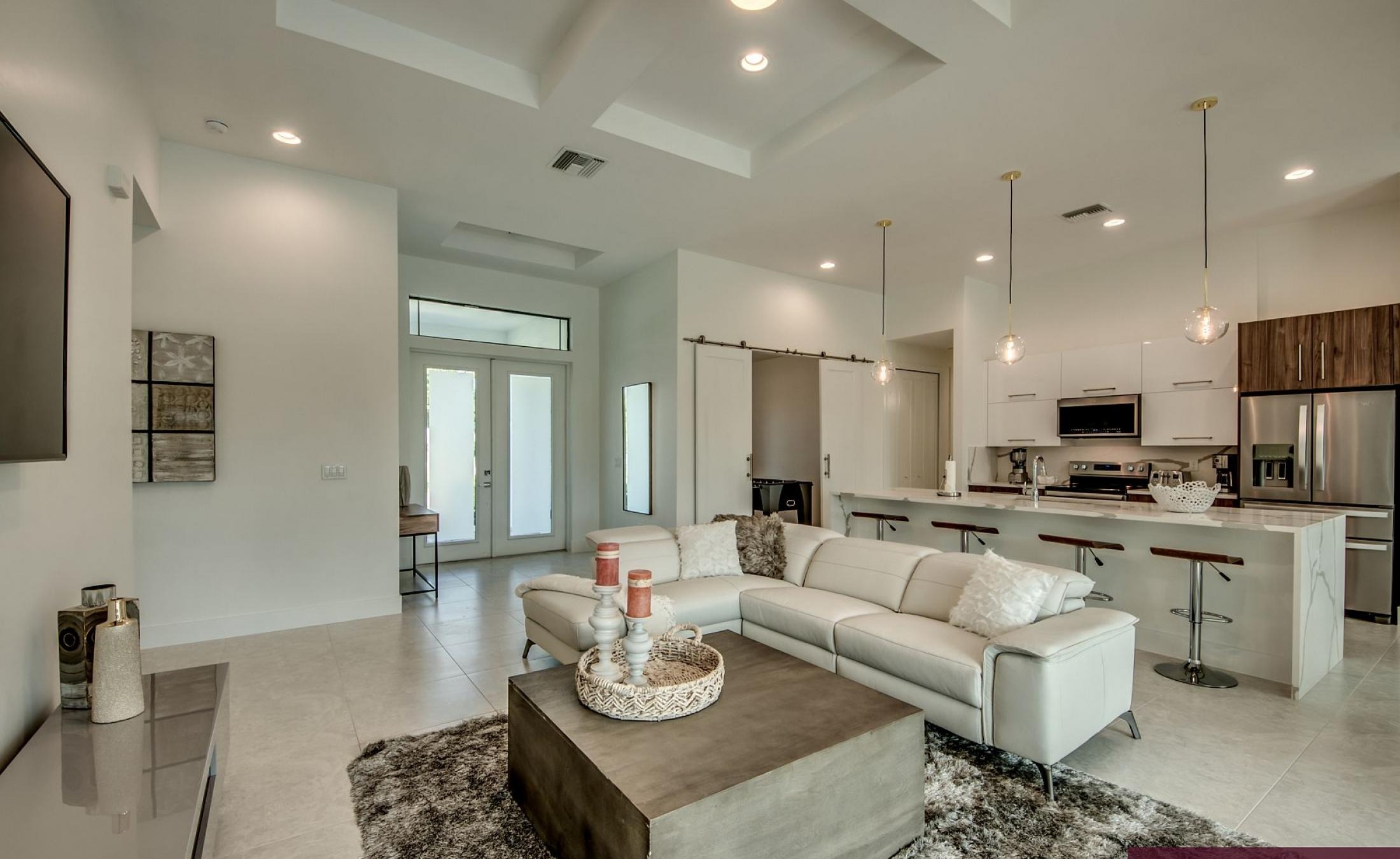 Moderne Neubau-Villa am Kanal mit Bootsdock, Pool und Spa.