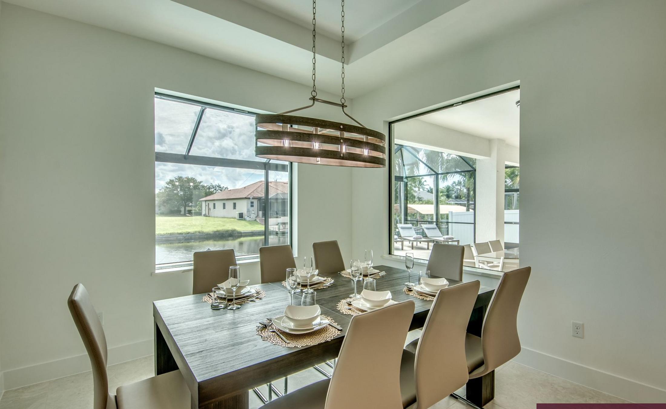 Beheizter Pool mit integriertem Spa am Kanal, Blick aufs Wasser.