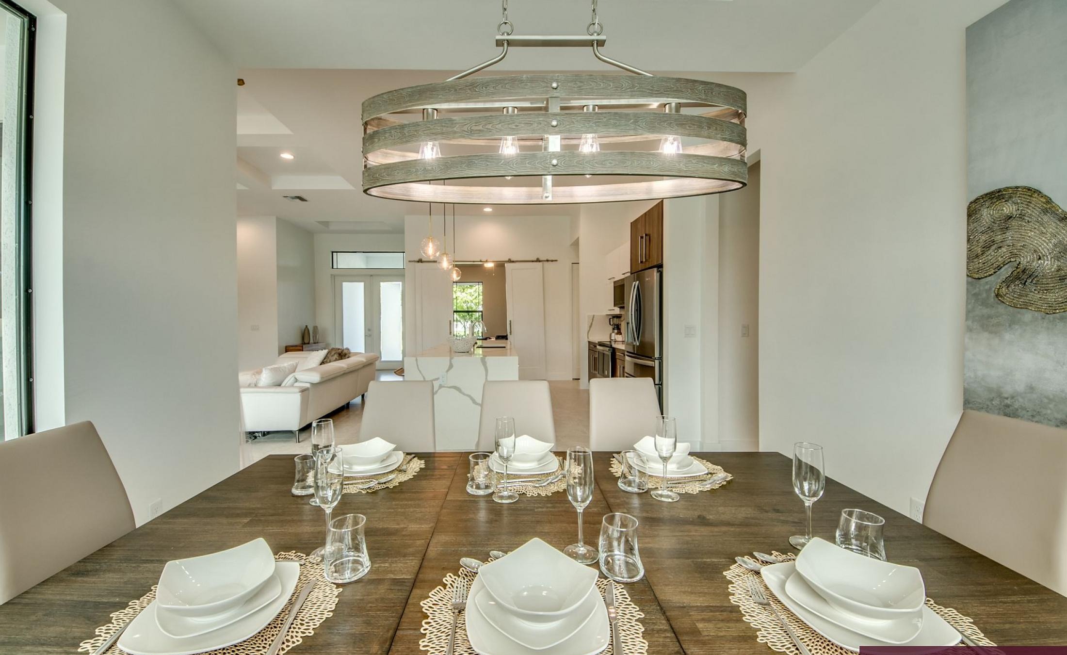 Beheizter Pool mit integriertem Spa am Kanal.