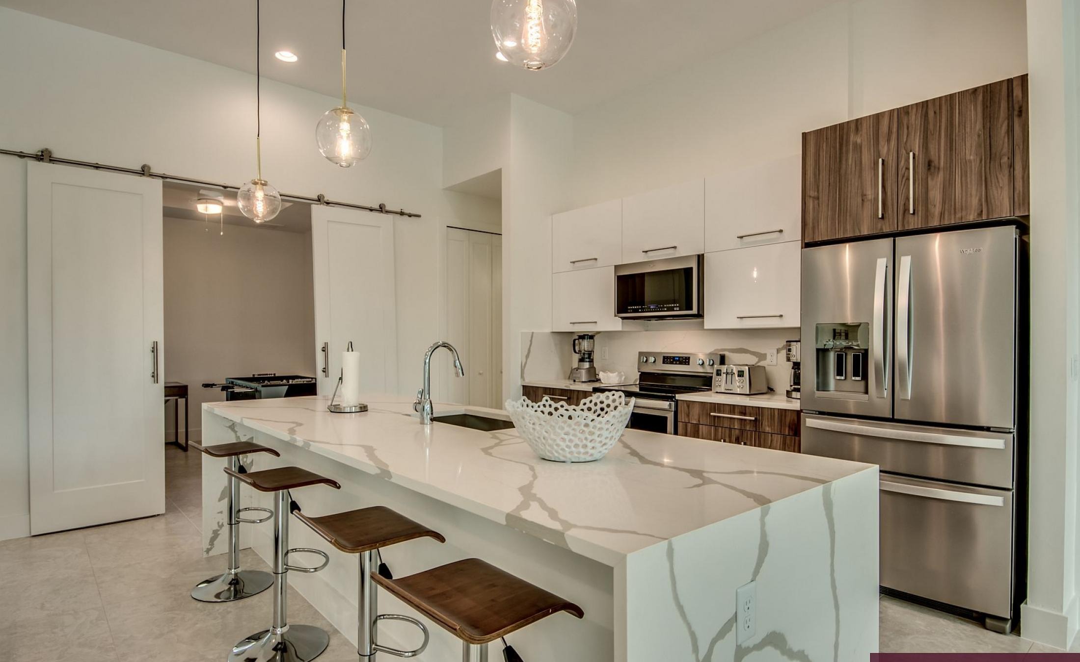 Elektrisch beheizter Pool mit integriertem Spa am Wasserkanal