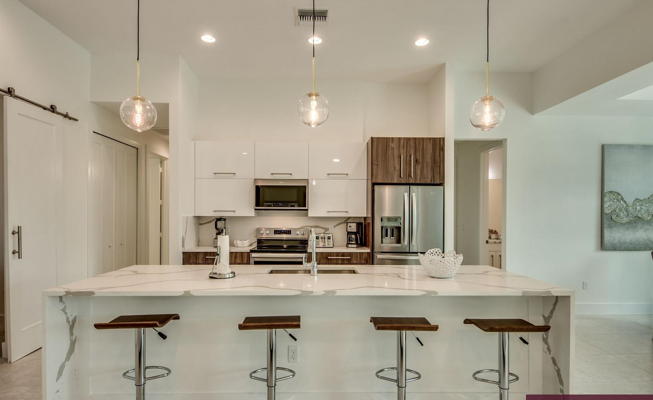 Privater Pool mit Spa am Kanal, Blick aufs Wasser.