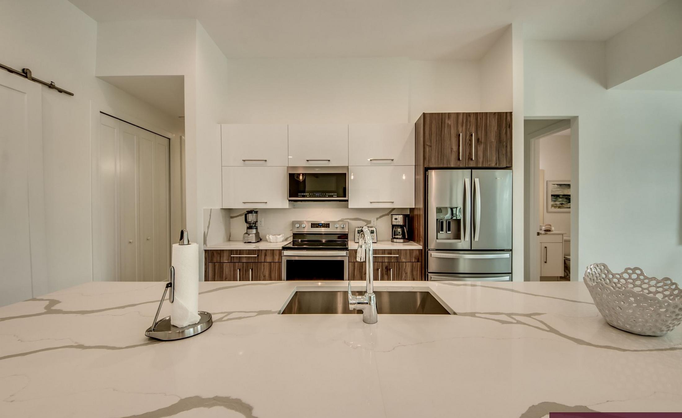 Beheizter Pool mit integriertem Spa am Kanal mit Bootsdock.