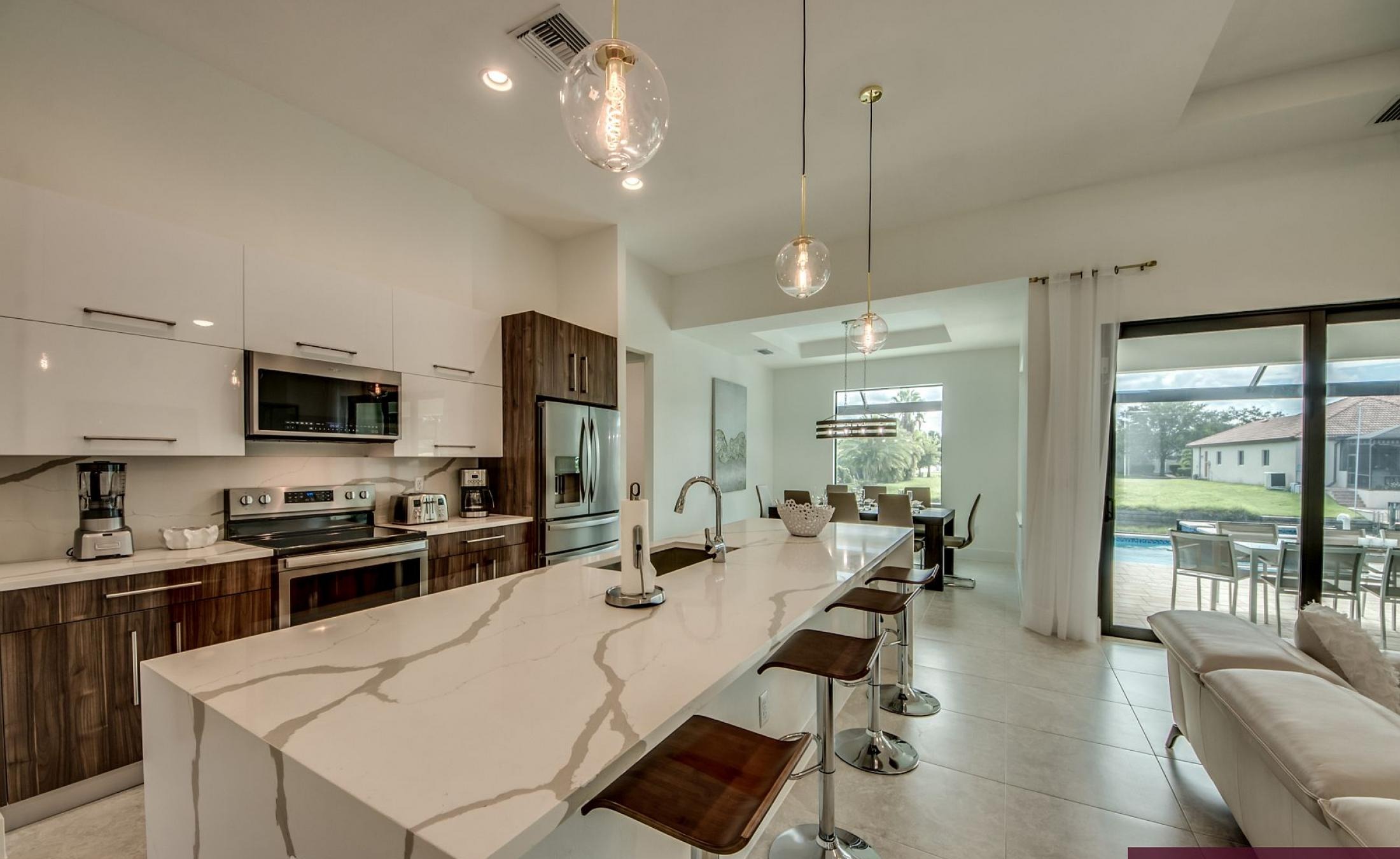 Beheizter Pool mit integriertem Spa am Kanal, Blick aufs Wasser.