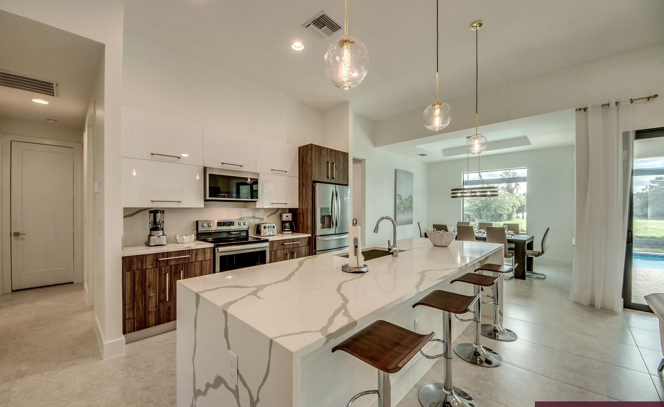 Beheizter Pool mit integriertem Spa am Wasserkanal.