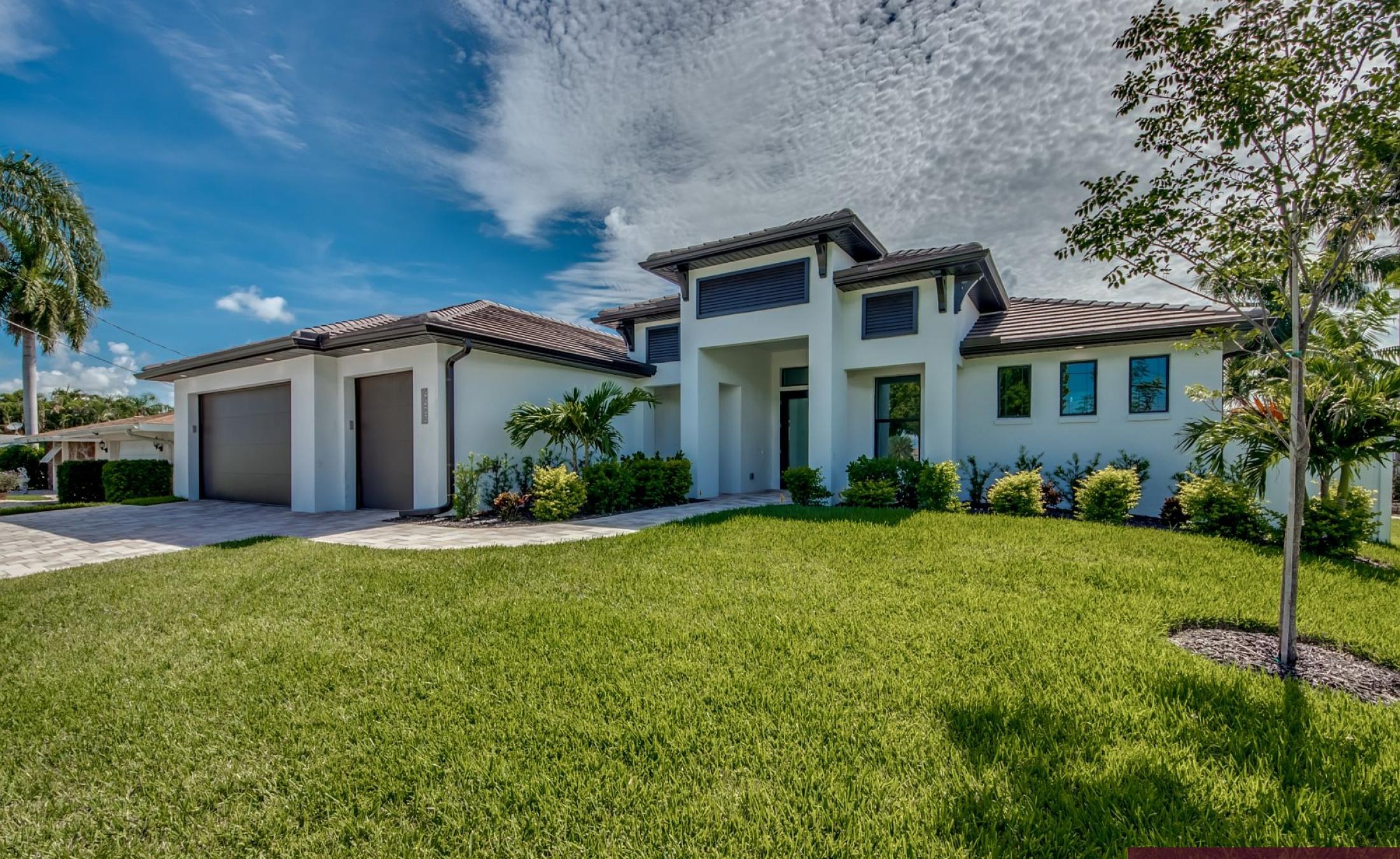 Moderner Pool- und Spa-Bereich am Kanal mit Bootsdock.