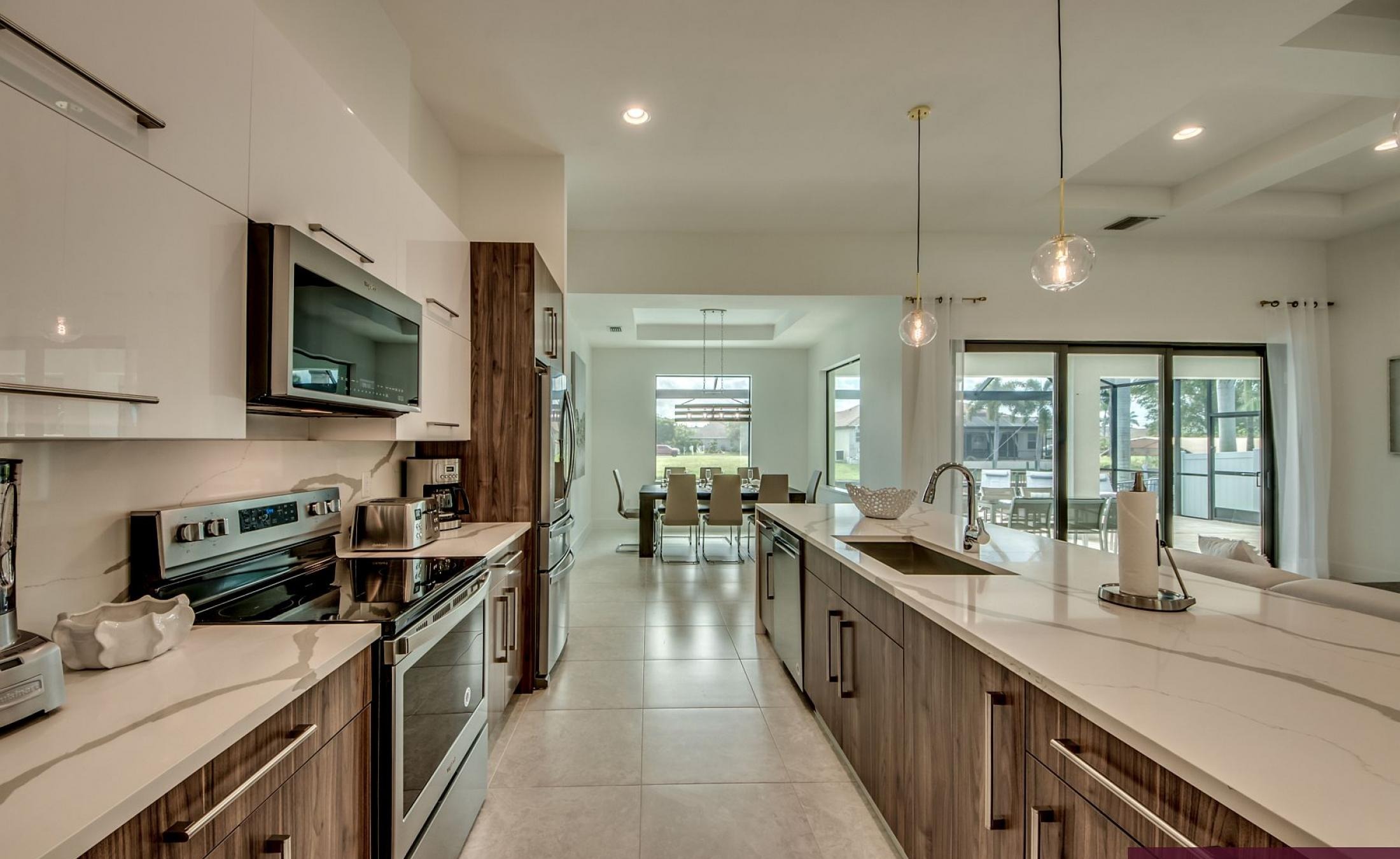 Privater Pool mit integriertem Spa am Kanal mit Bootsdock.