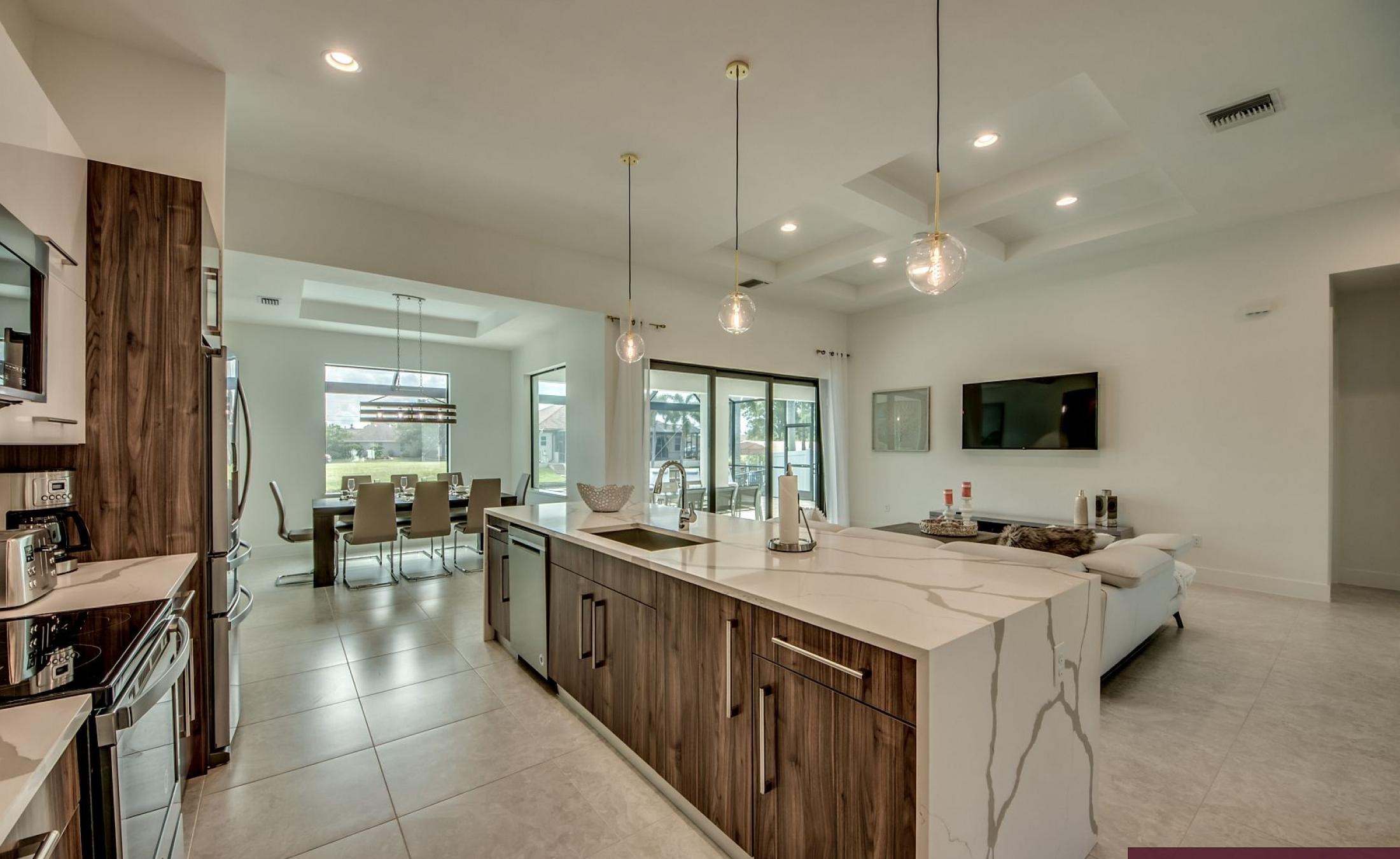 Beheizter Pool mit integriertem Spa am Kanal, mit Liegen und Bootsdock.