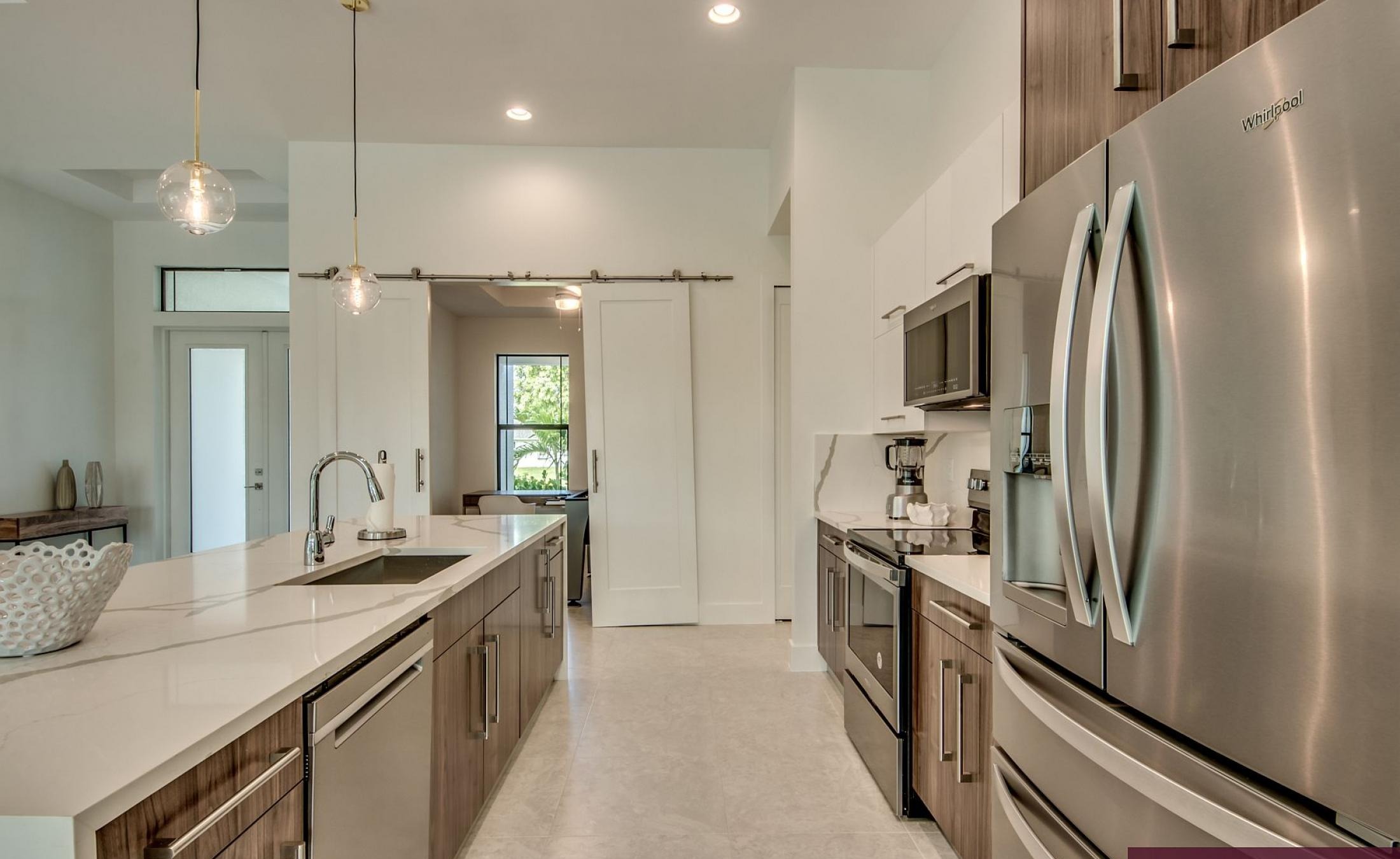 Beheizter Pool mit integriertem Spa am Kanal mit Bootsdock.