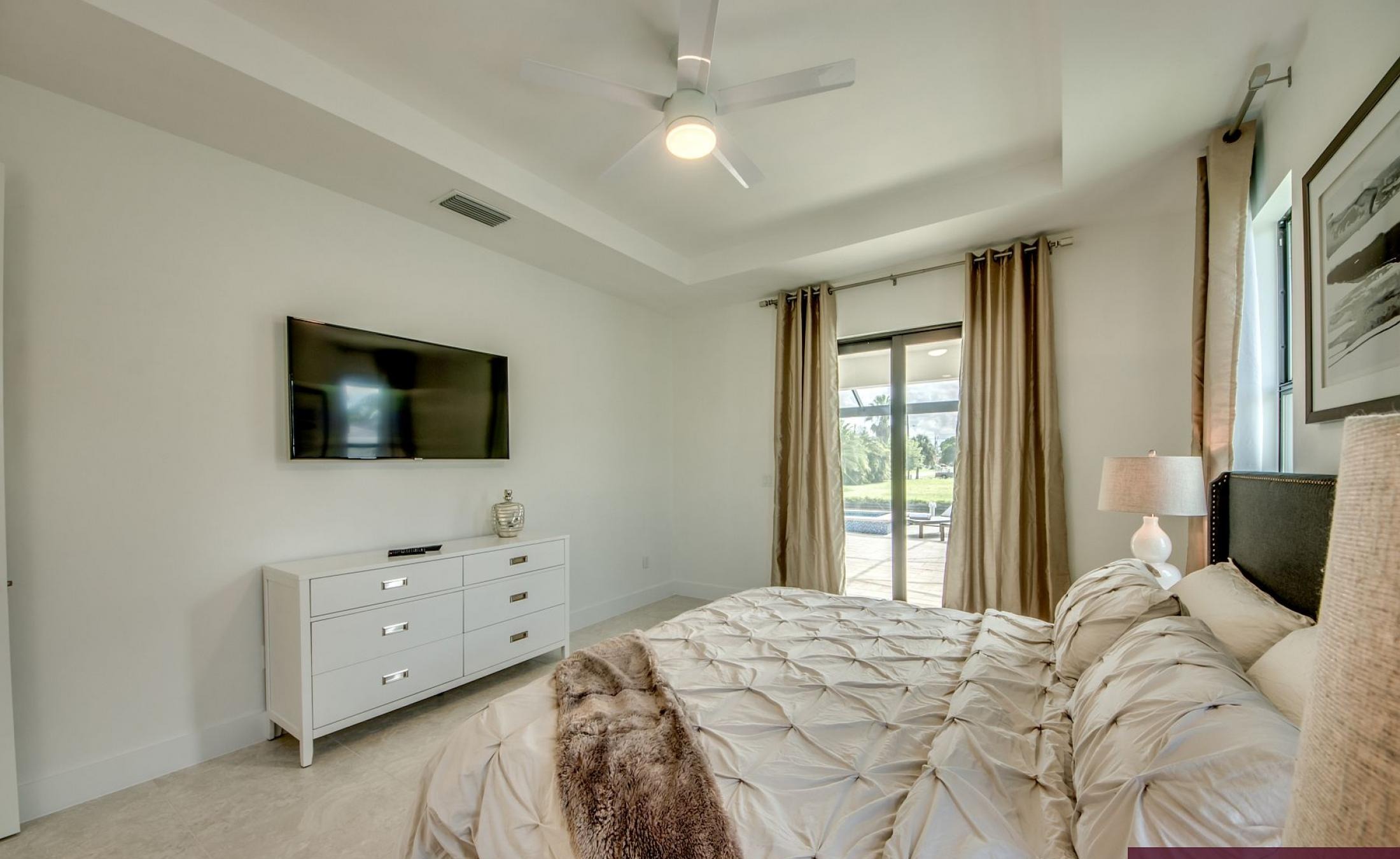 Beheizter Pool mit integriertem Spa am Kanal mit Bootsdock.