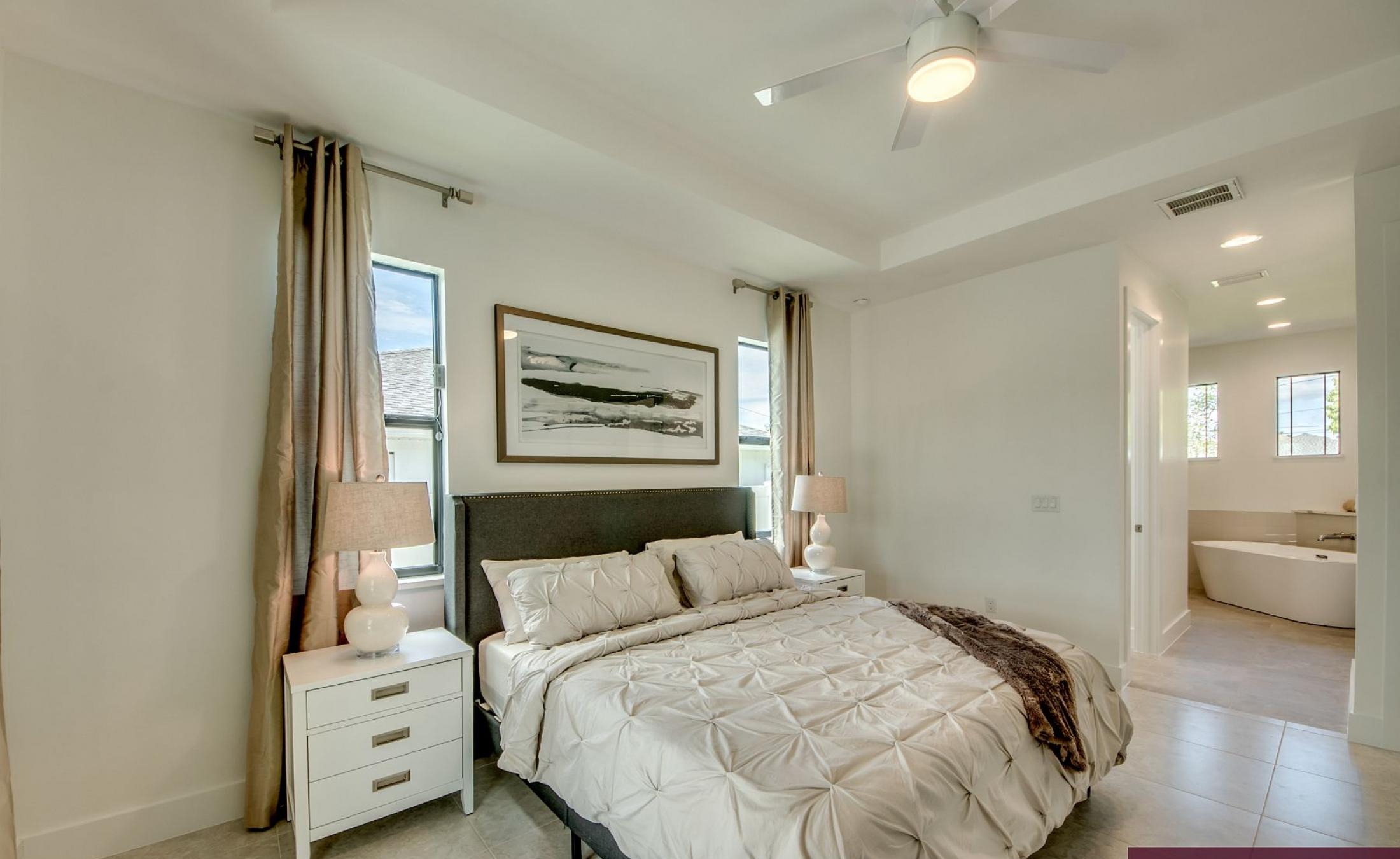 Elektrisch beheizter Pool mit integriertem Spa am Kanal.