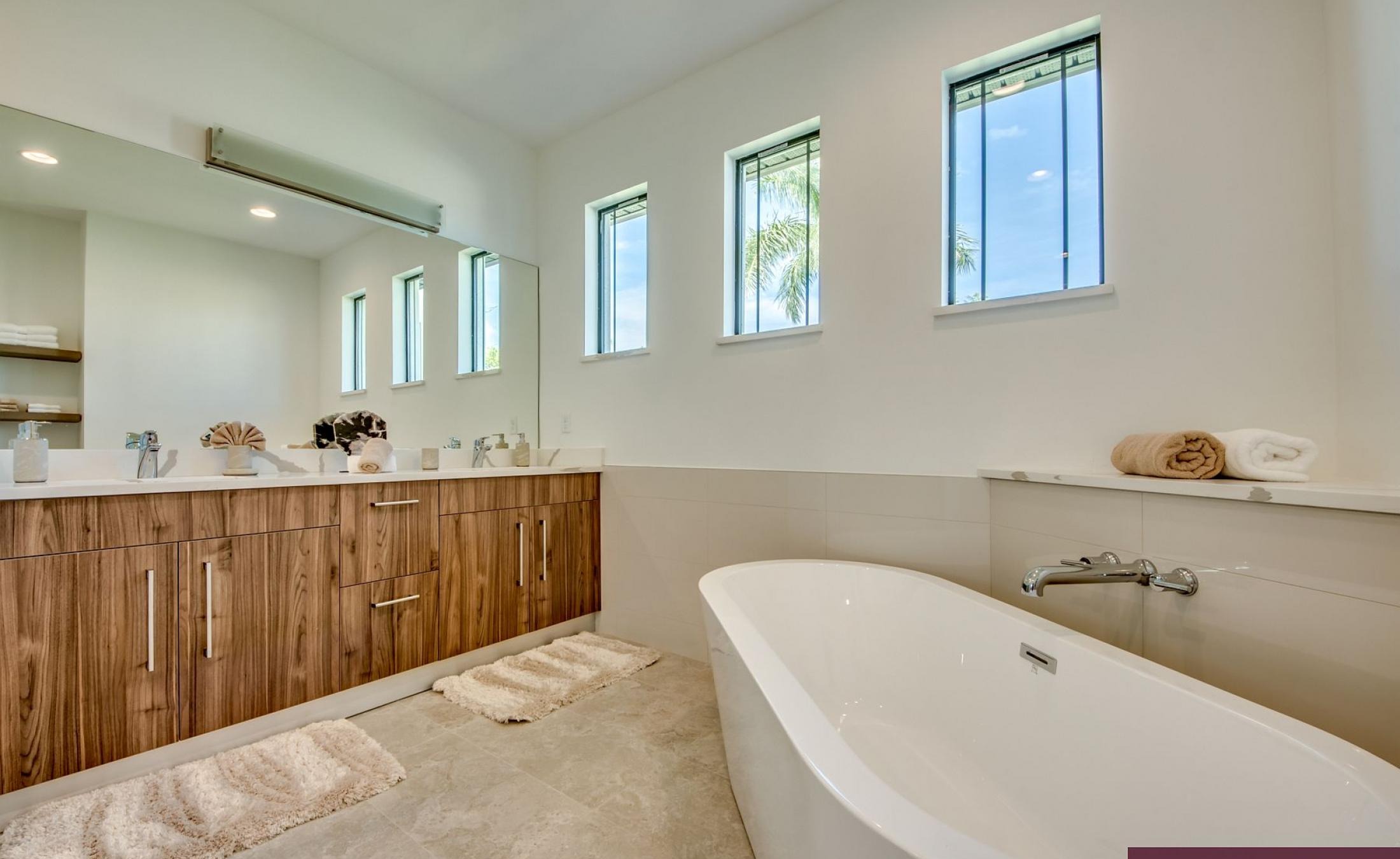 Privater Pool mit integriertem Spa am Kanal mit Bootsdock.