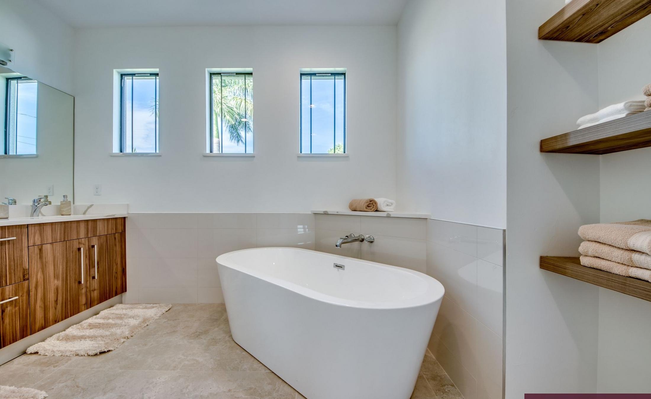 Beheizter Pool mit integriertem Spa am Kanal mit Bootsdock.