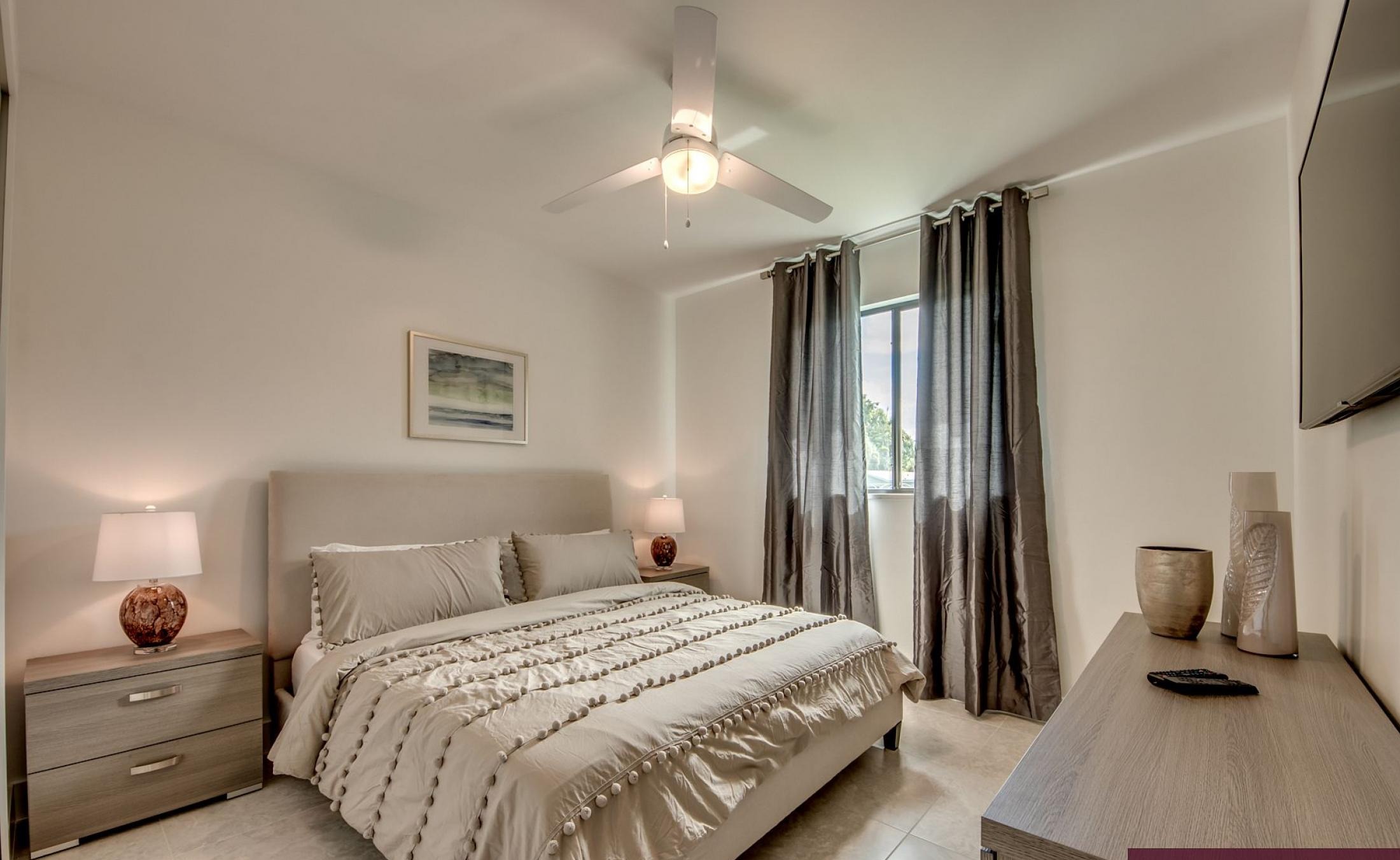 Beheizter Pool mit integriertem Spa am Kanal mit Bootsdock.