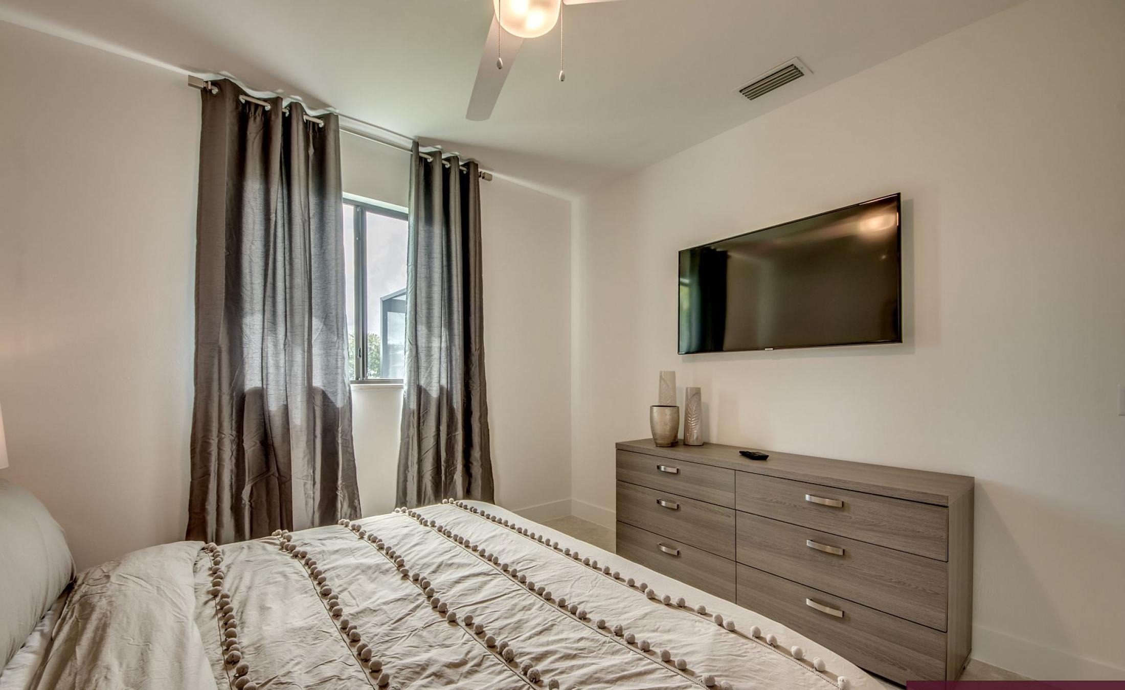 Beheizter Pool mit integriertem Spa am Kanal mit Bootsdock.