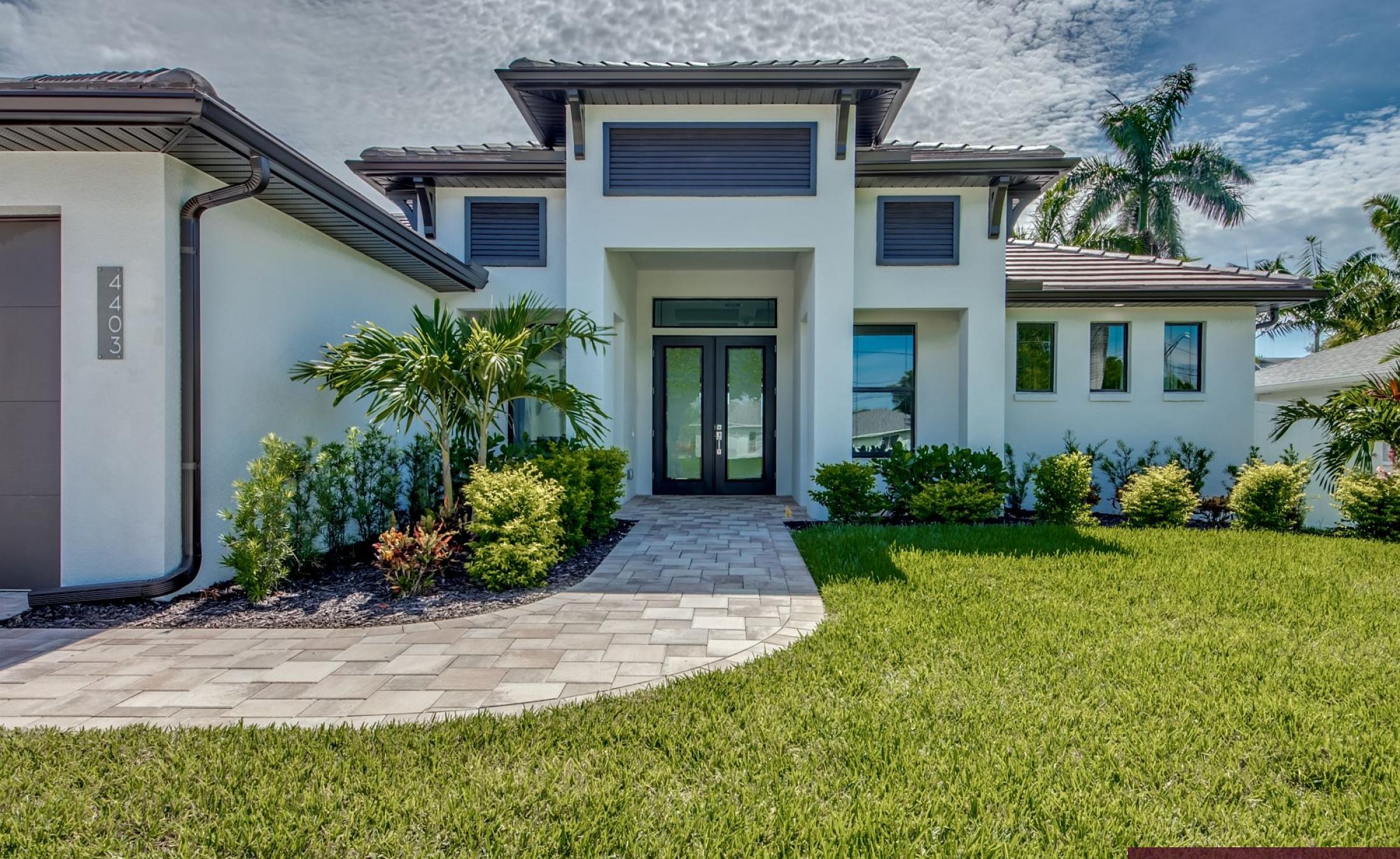 Privater Pool mit integriertem Spa am Kanal mit Bootsdock.