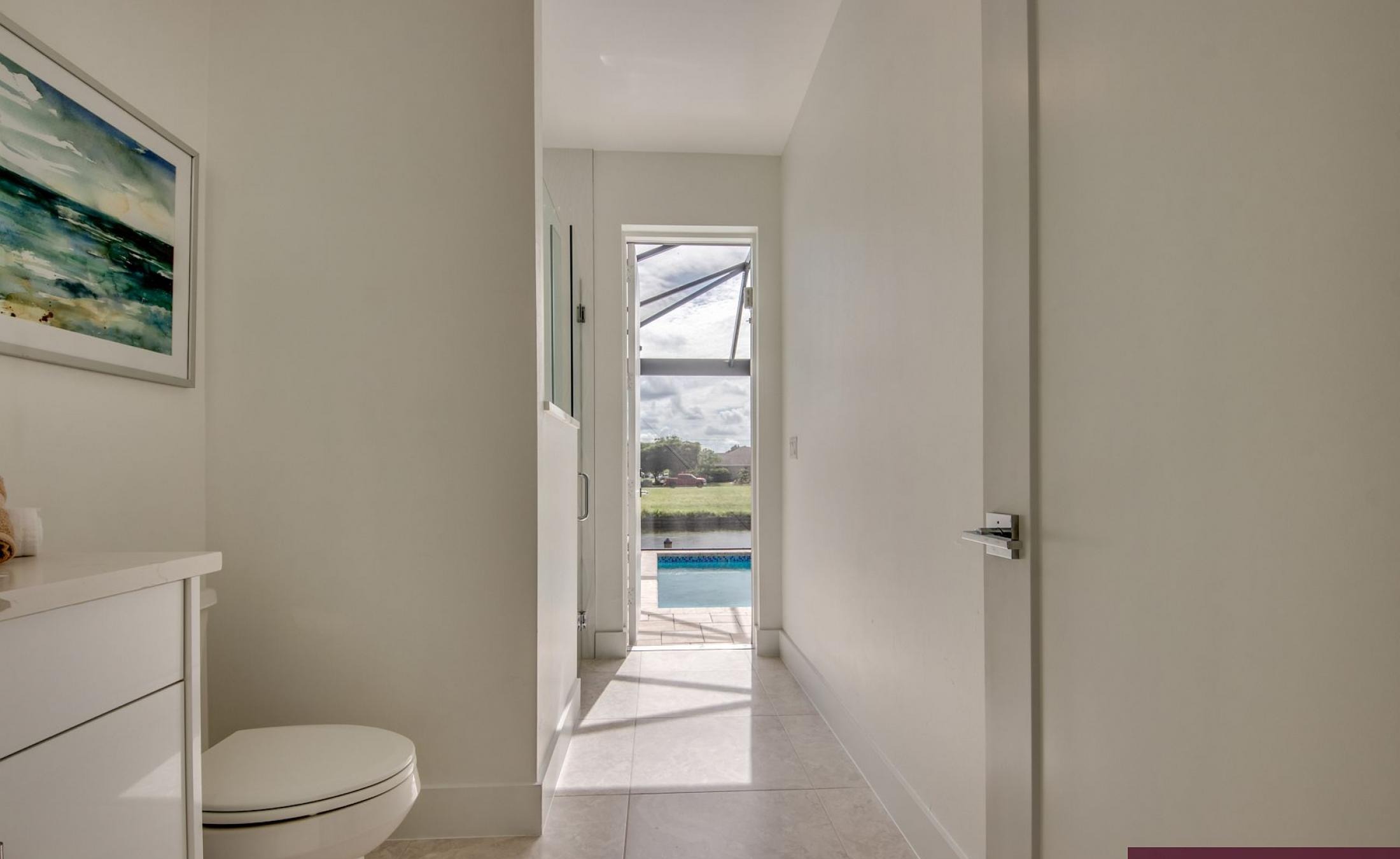 Privater Pool mit integriertem Spa am Kanal und Bootsdock.