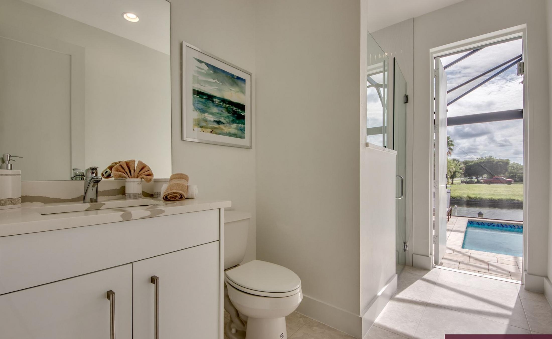 Beheizter Pool mit integriertem Spa am Kanal mit Bootsdock.