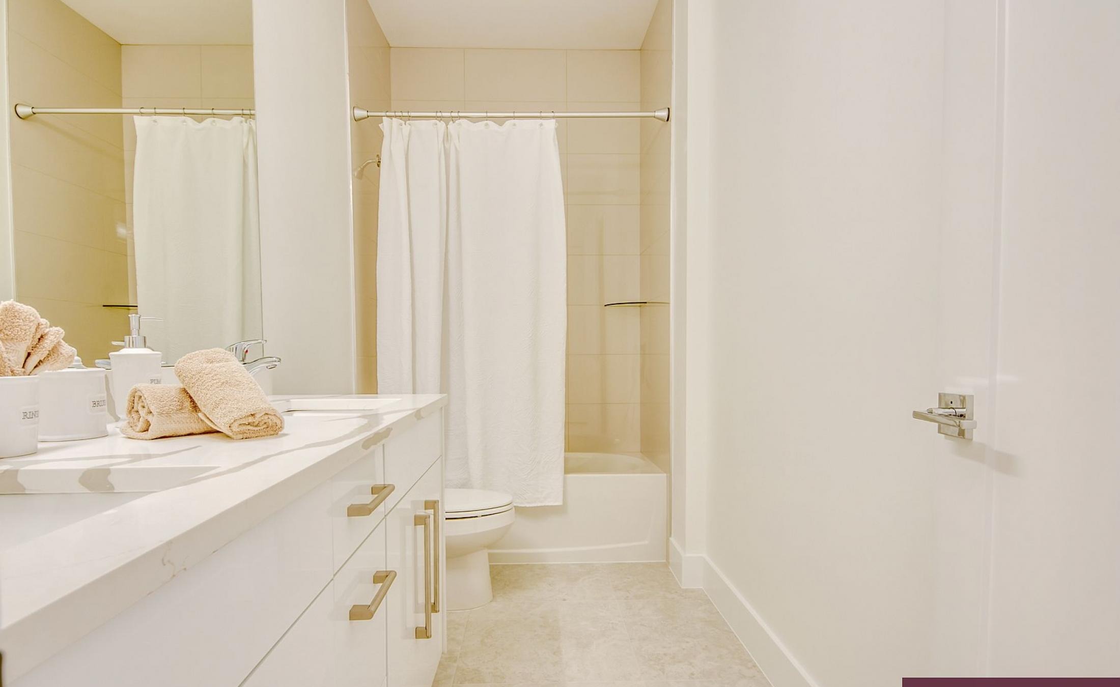 Moderner Poolbereich mit Spa und Blick auf den Kanal.