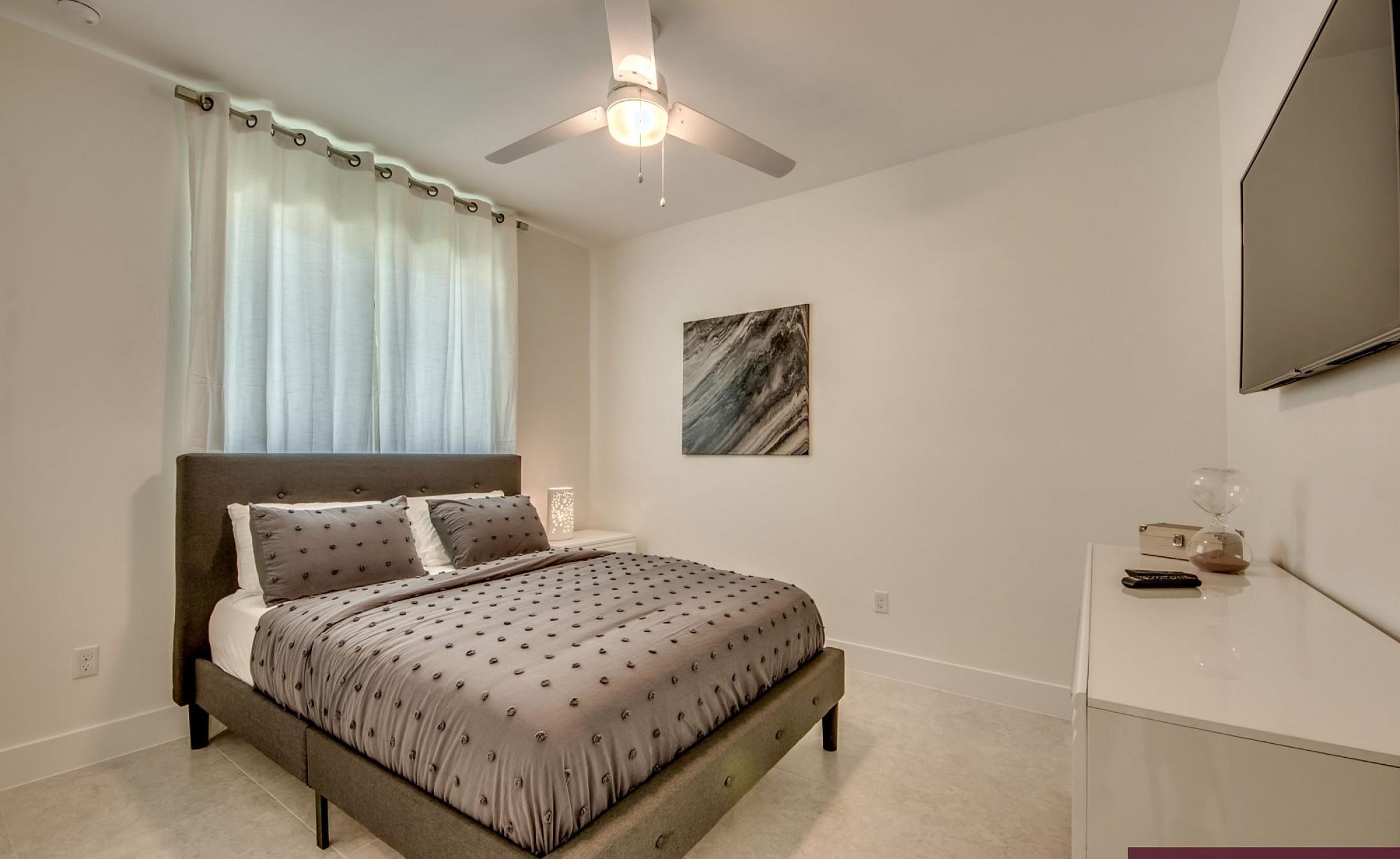 Beheizter Pool mit integriertem Spa am Kanal mit Bootsdock.