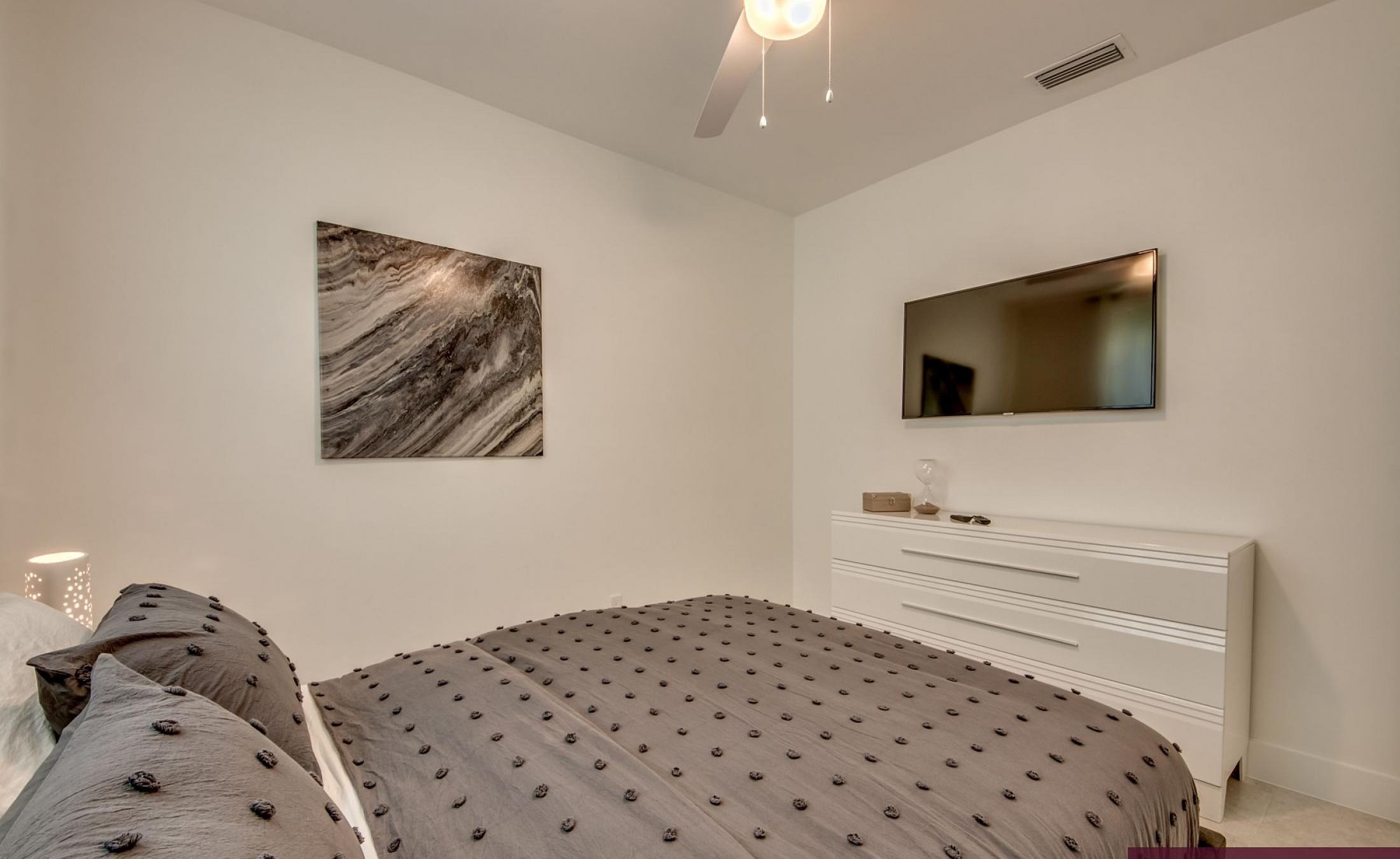 Moderner Poolbereich mit Spa am Kanal und Bootsdock.