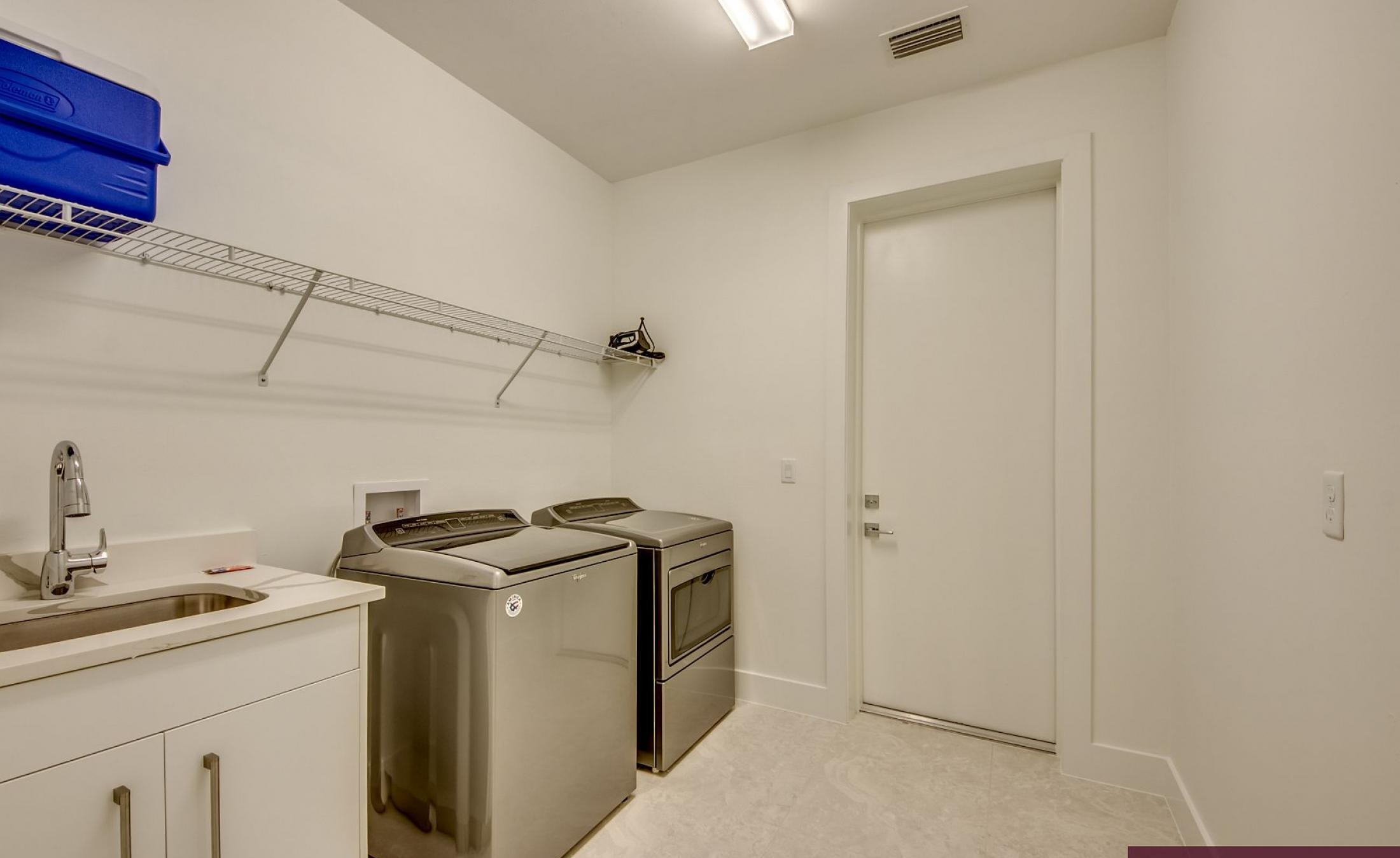 Moderner Poolbereich mit Spa am Kanal und Bootsdock.