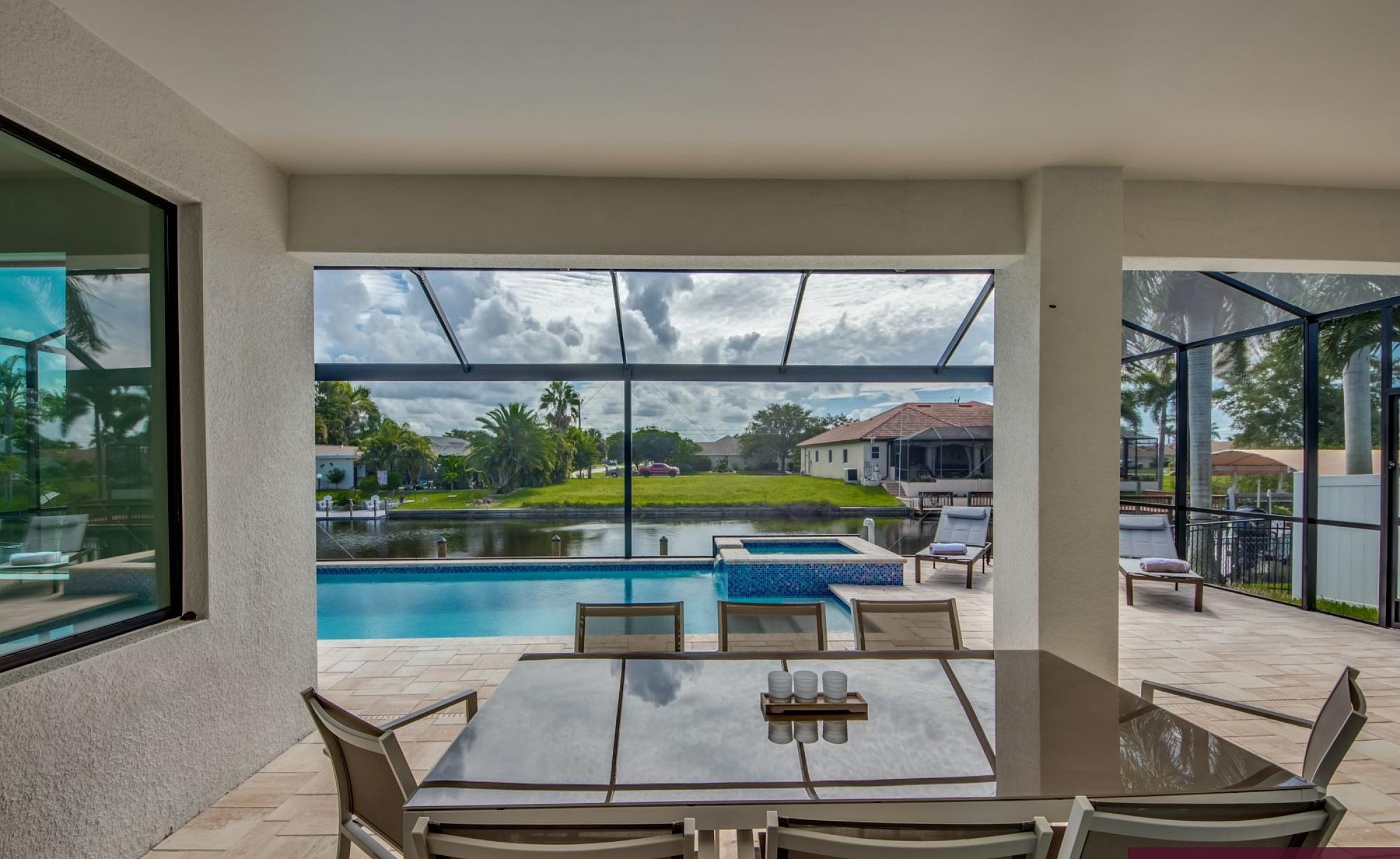 Beheizter Pool mit integriertem Spa am Kanal mit Bootsdock.