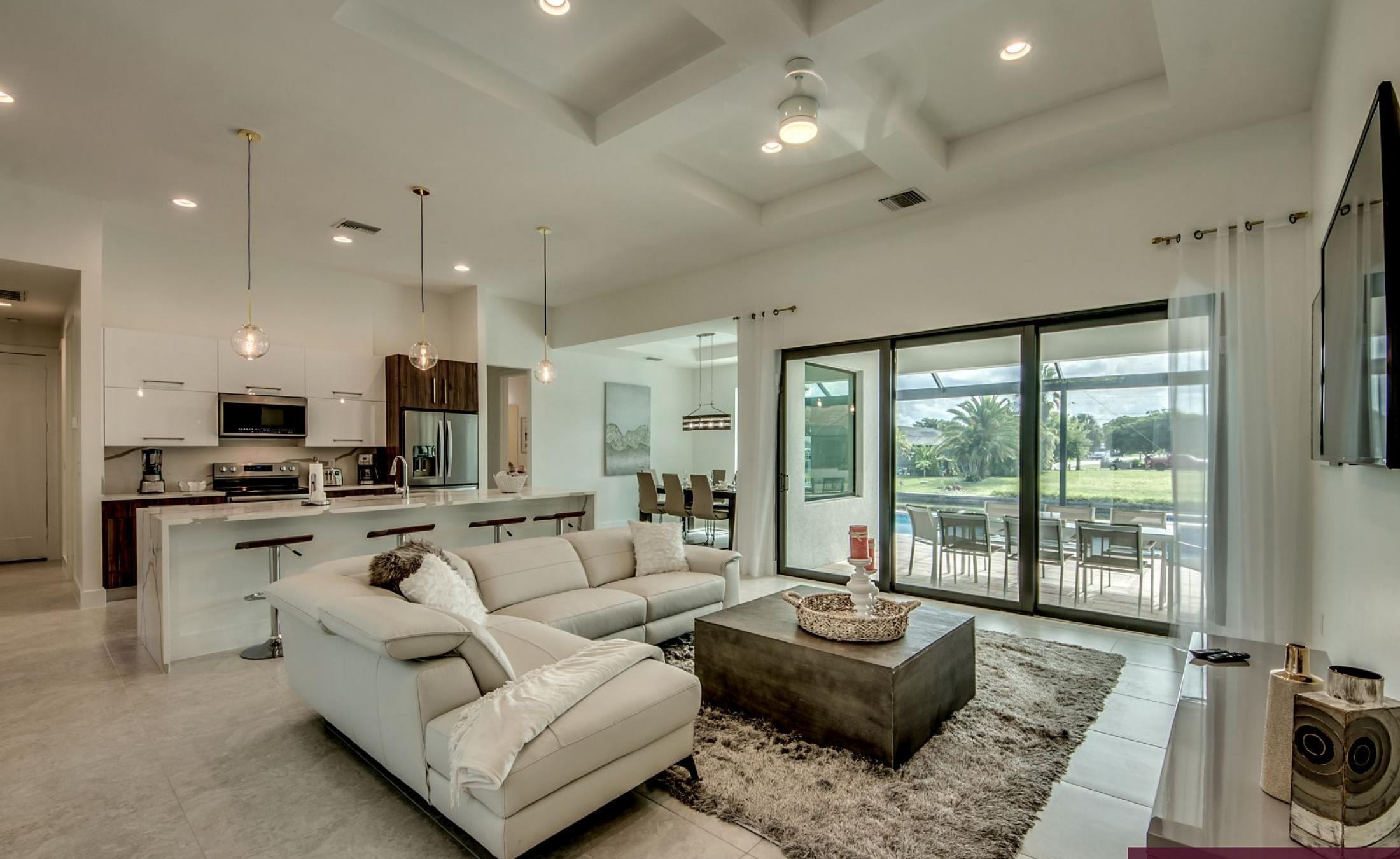 Beheizter Pool mit integriertem Spa am Kanal mit Bootsdock.