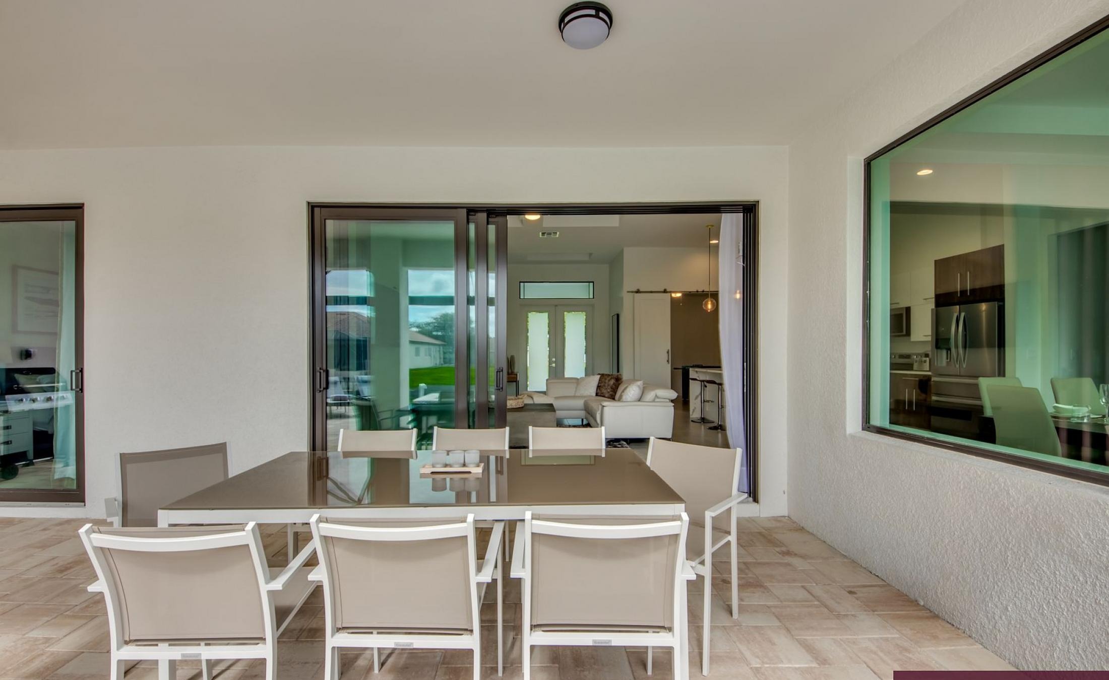 Beheizter Pool mit Spa am Kanal und Bootsdock.