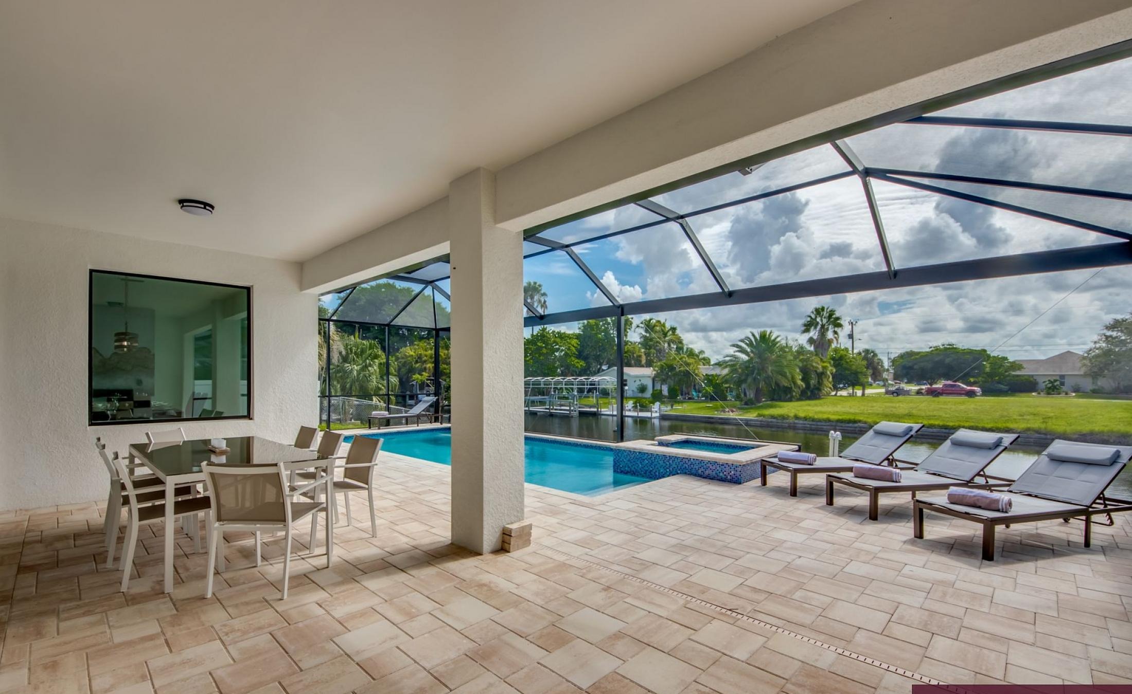 Beheizter Pool mit integriertem Spa am Kanal und Bootsdock.