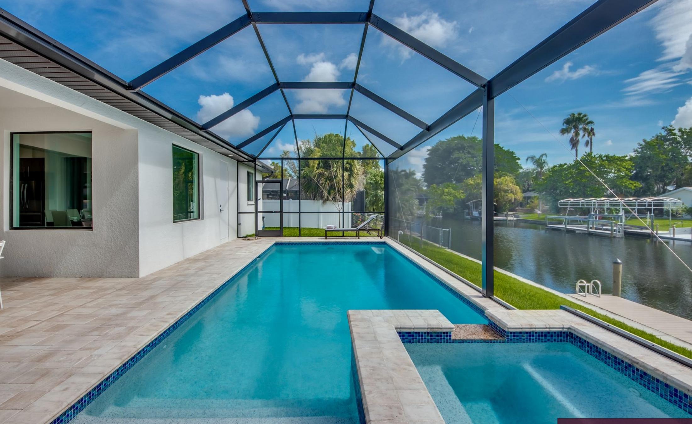Sonnenaufgang über dem Kanal mit Bootsdock am Wasser.