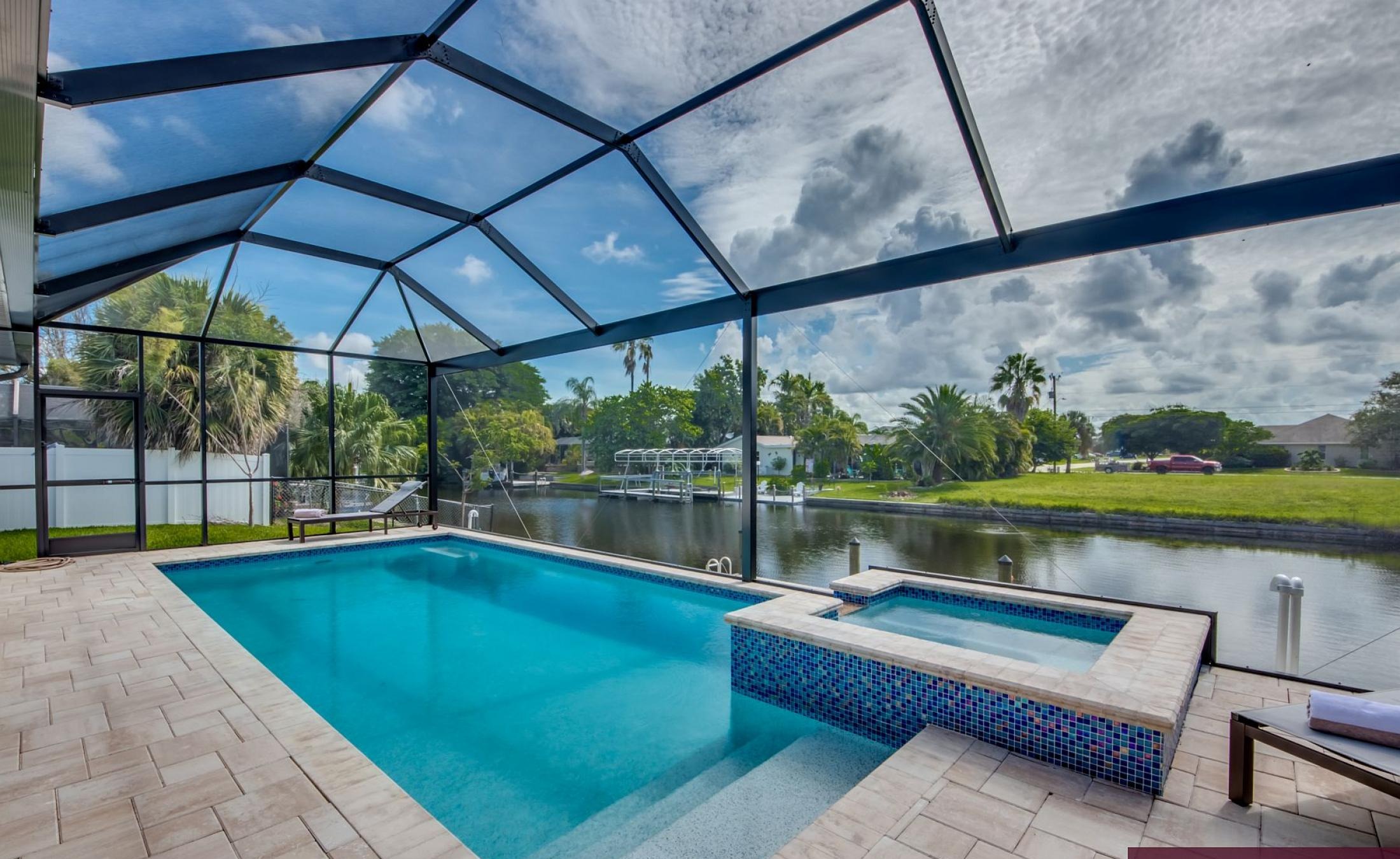 Beheizter Pool mit integriertem Spa am Kanal mit Bootsdock.