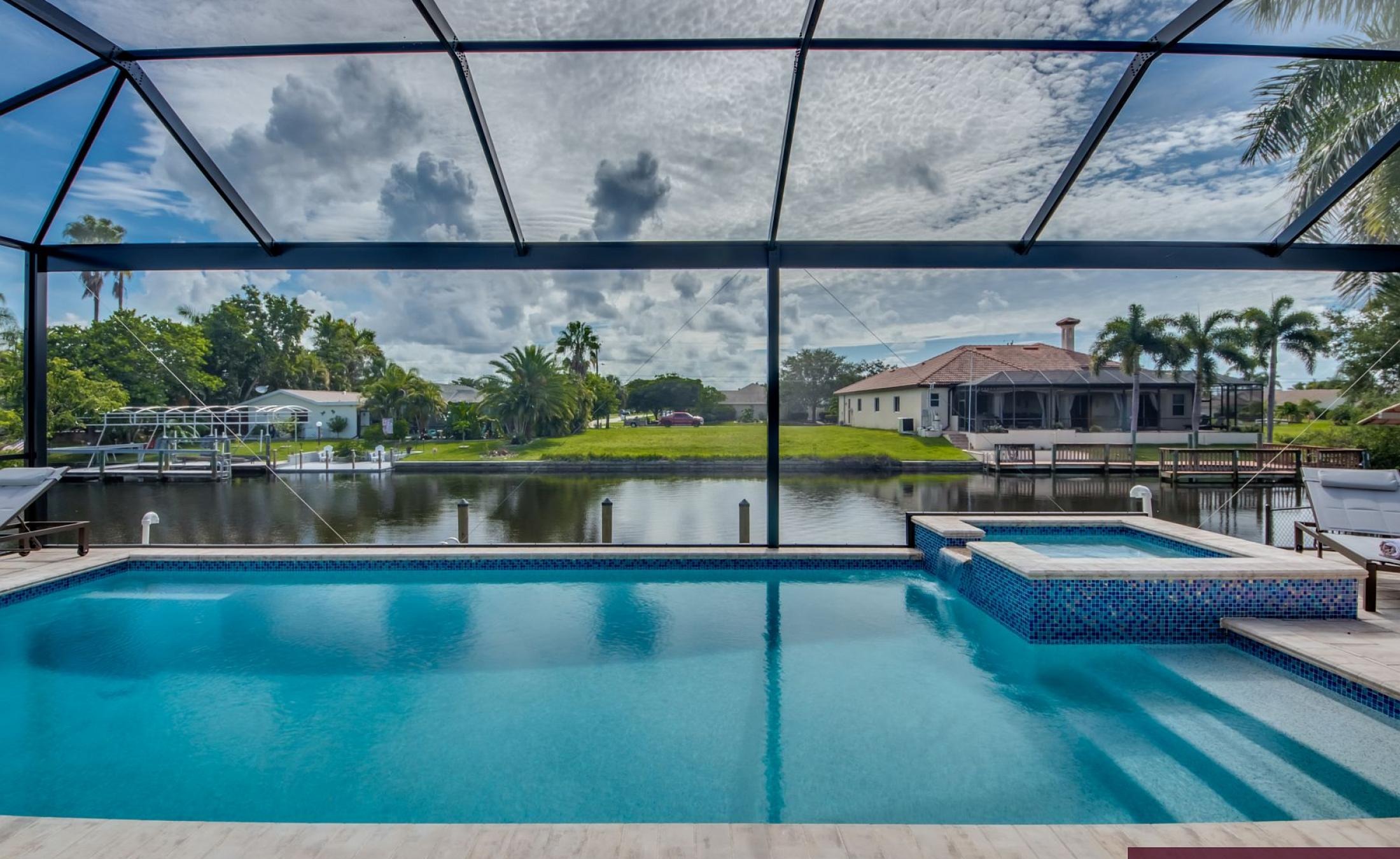 Beheizter Pool mit integriertem Spa am Kanal mit Bootsdock.