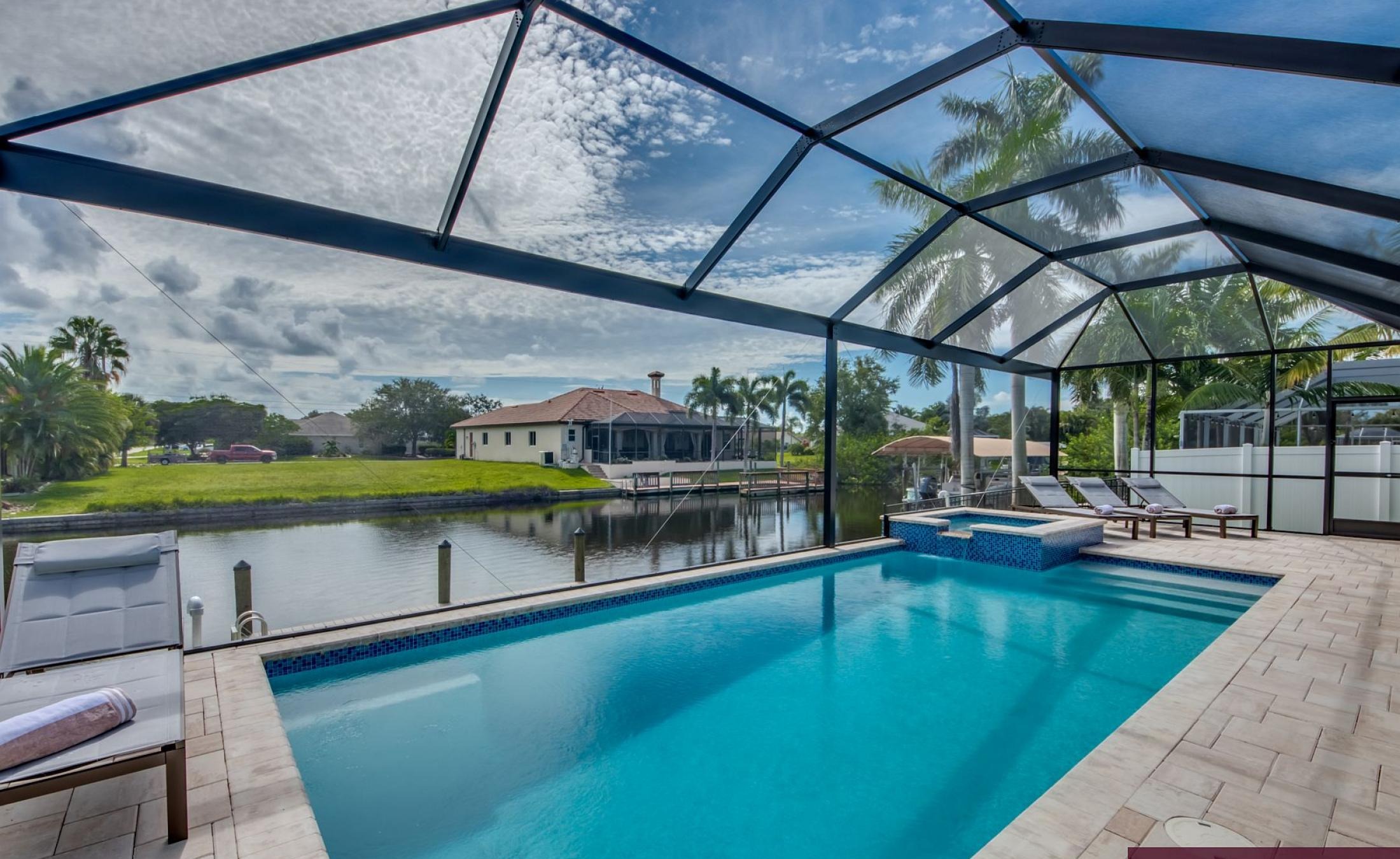 Blick auf den Kanal mit privatem Bootsdock am Haus.