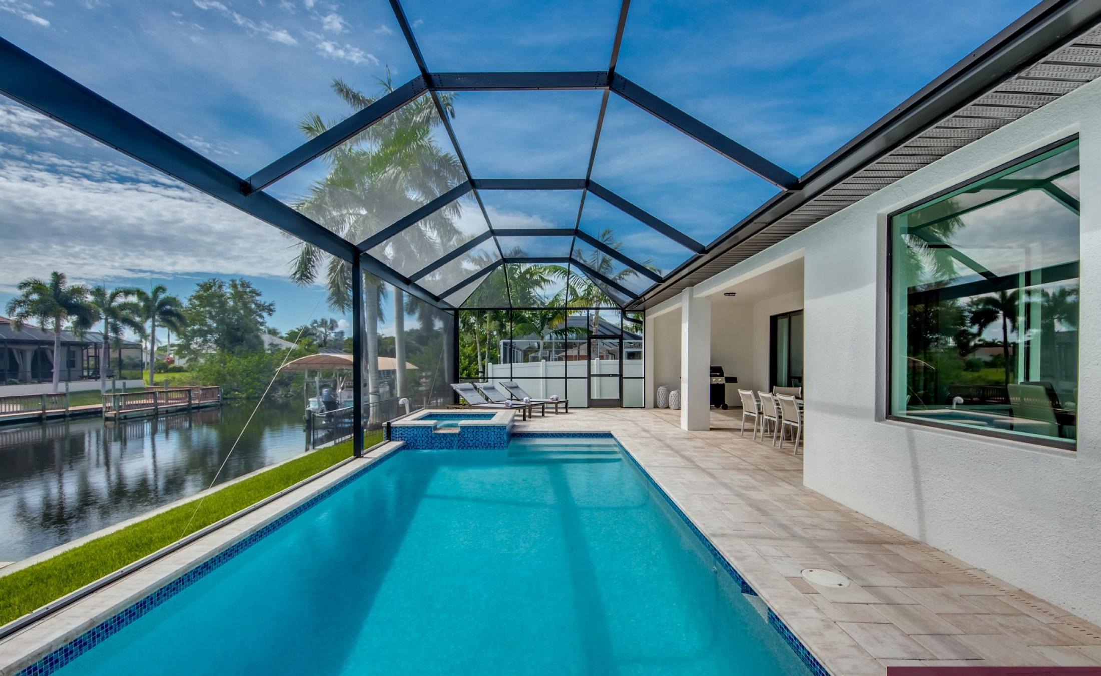 Privater Pool mit Spa am Kanal und Bootsdock.