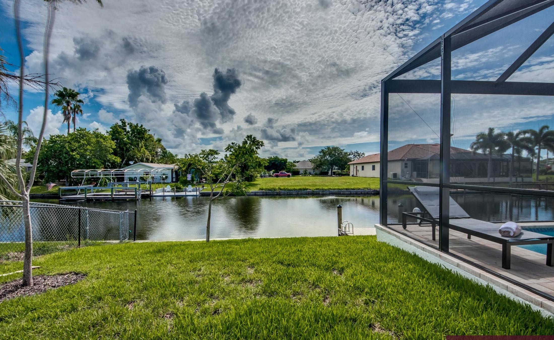 Privater Pool mit integriertem Spa am Kanal mit Bootsdock.