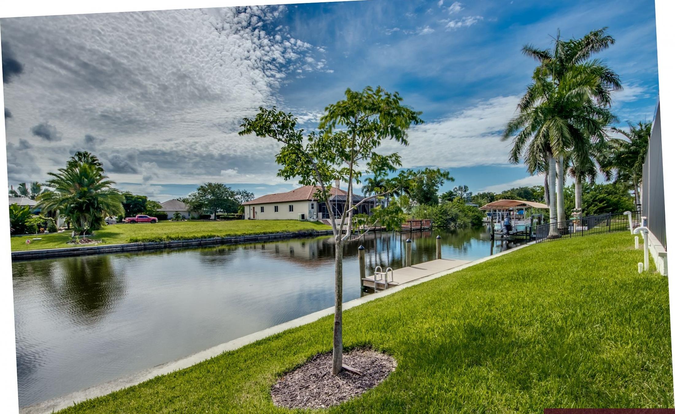 Beheizter Pool mit integriertem Spa am Kanal mit Bootsdock.
