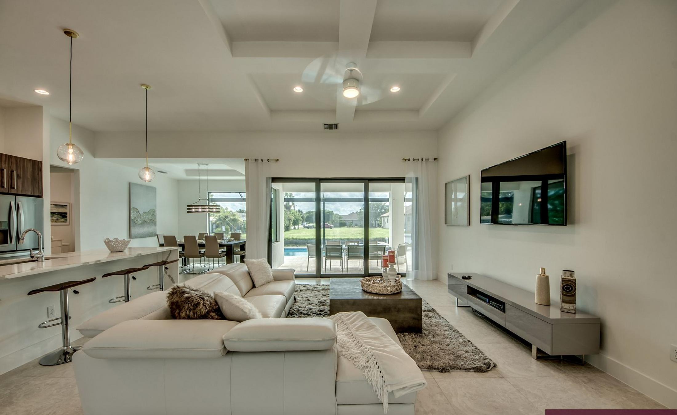 Beheizter Pool mit integriertem Spa am Kanal mit Bootsdock.