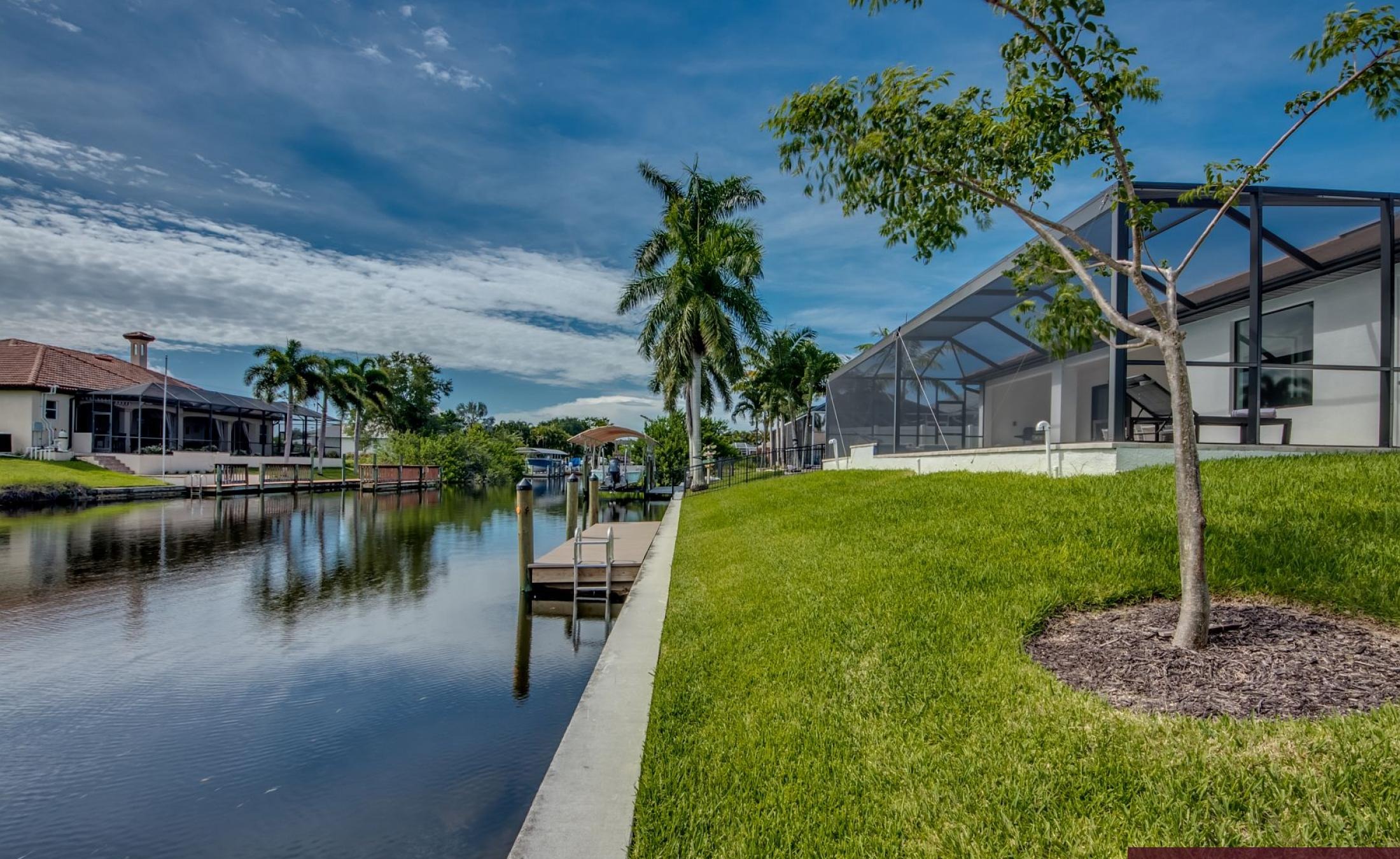 Beheizter Pool mit integriertem Spa am Kanal mit Bootsdock.