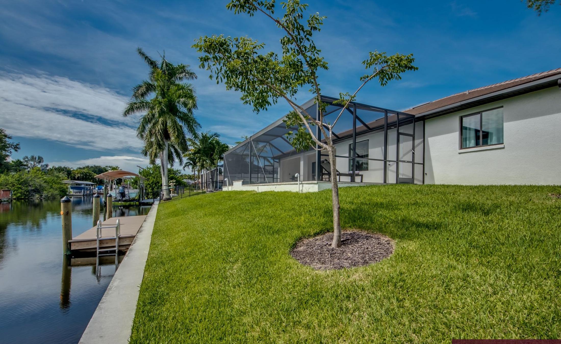 Beheizter Pool mit integriertem Spa am Kanal mit Bootsdock.