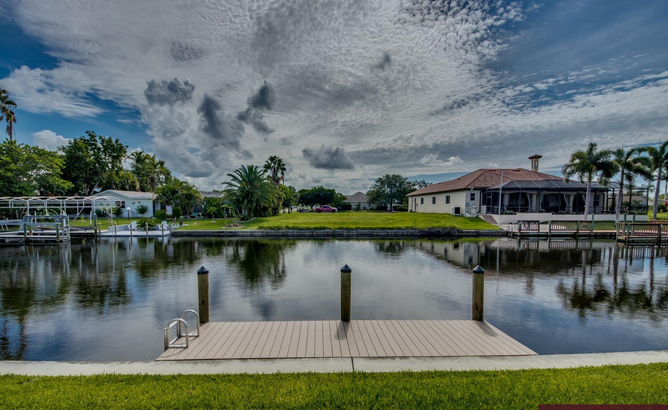 Beheizter Pool mit Spa am Kanal und Bootsdock im Hintergrund.