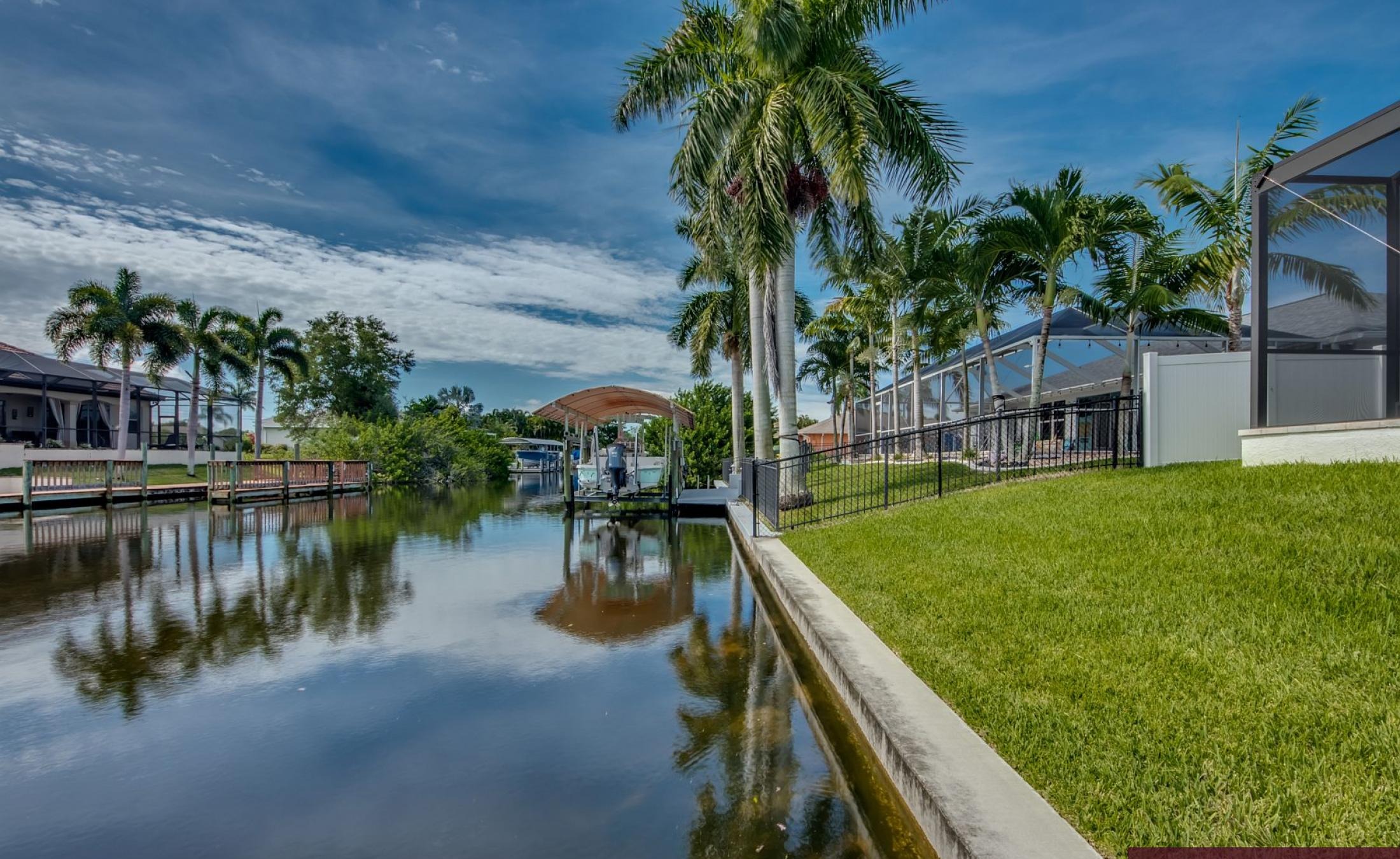 Beheizter Pool mit integriertem Spa am Wasserkanal.