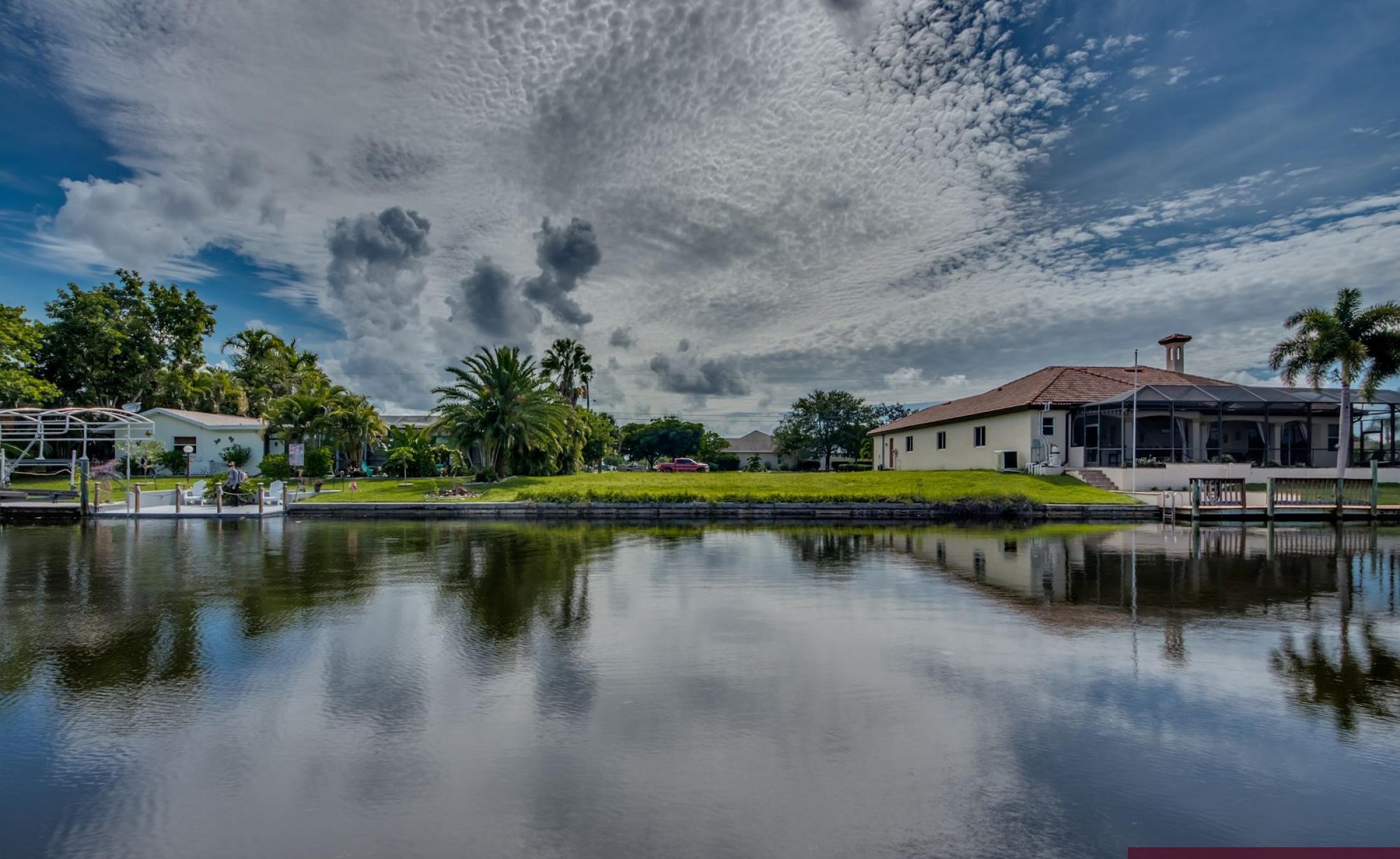Beheizter Pool mit integriertem Spa am Kanal mit Bootsdock.