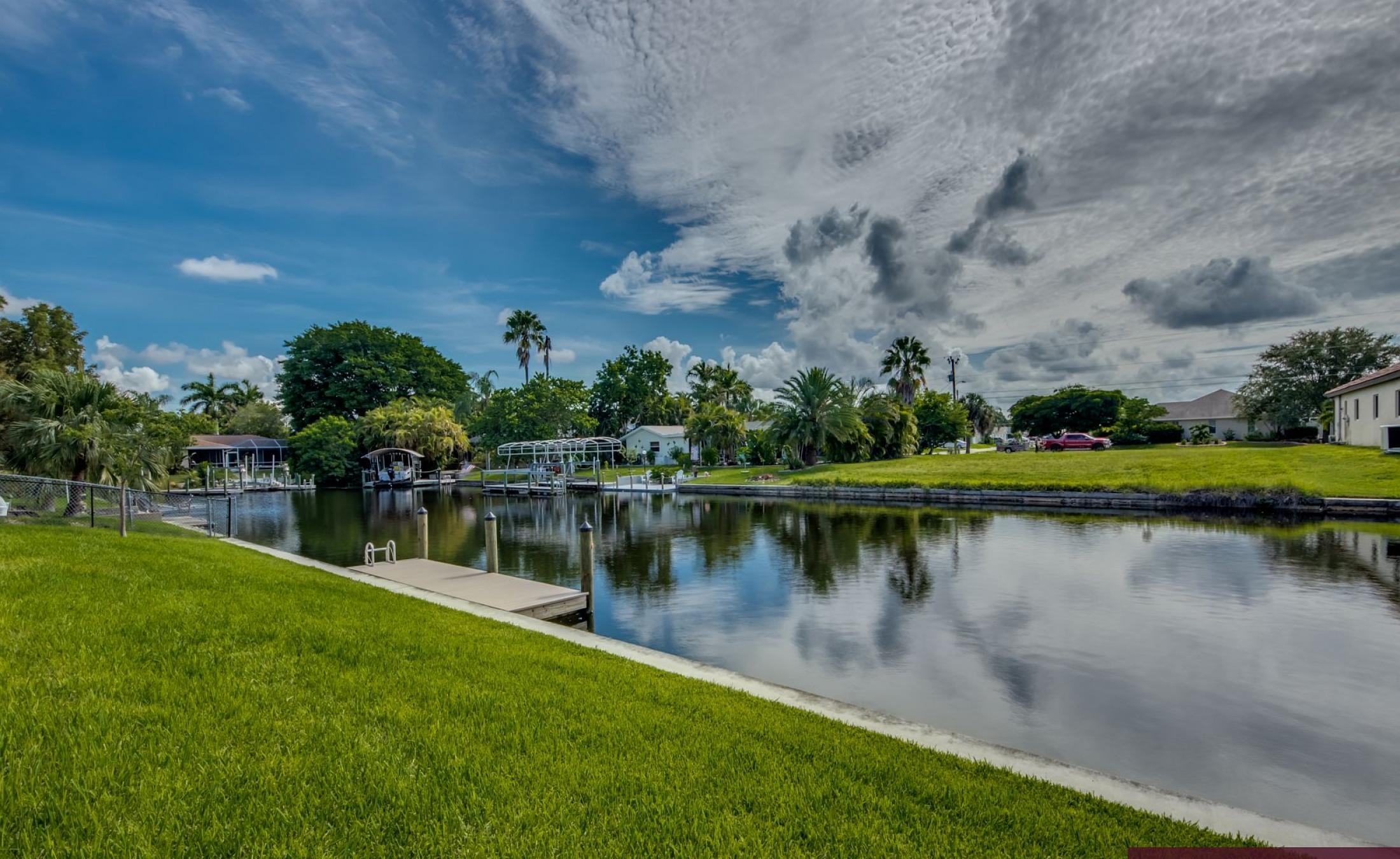 Außenbereich am Kanal mit privatem Pool, Spa und Bootsdock.