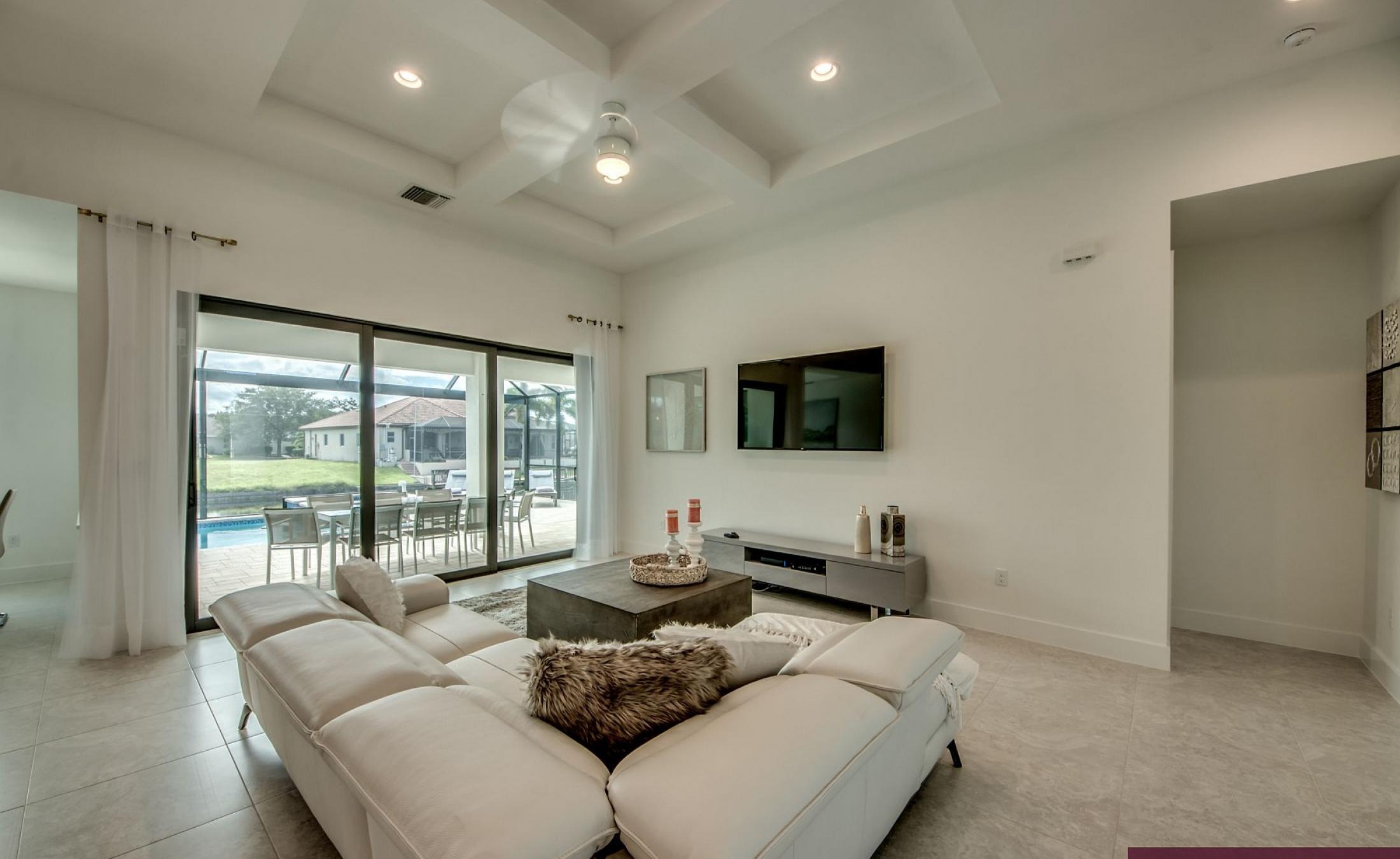 Elektrisch beheizter Pool mit integriertem Spa am Wasser.