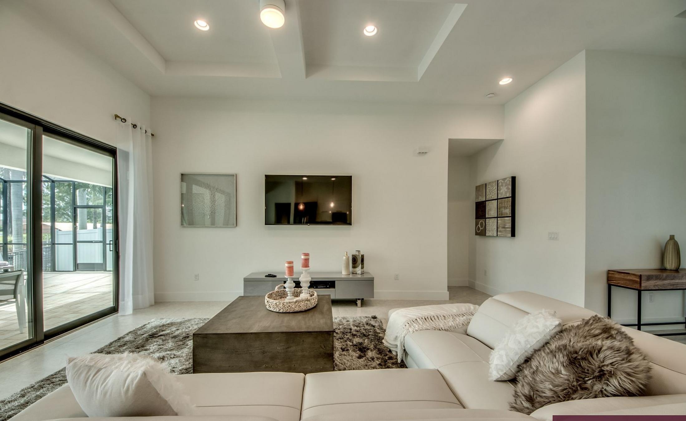 Privater Pool mit integriertem Spa am Kanal mit Bootsdock.