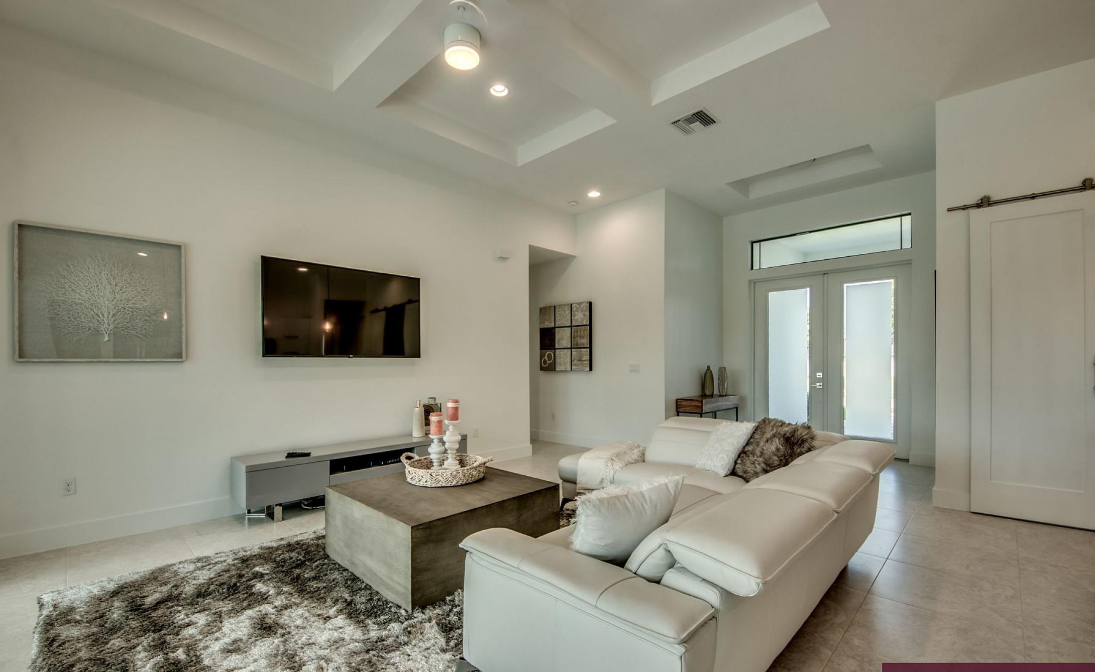 Beheizter Pool mit integriertem Spa am Wasserkanal.